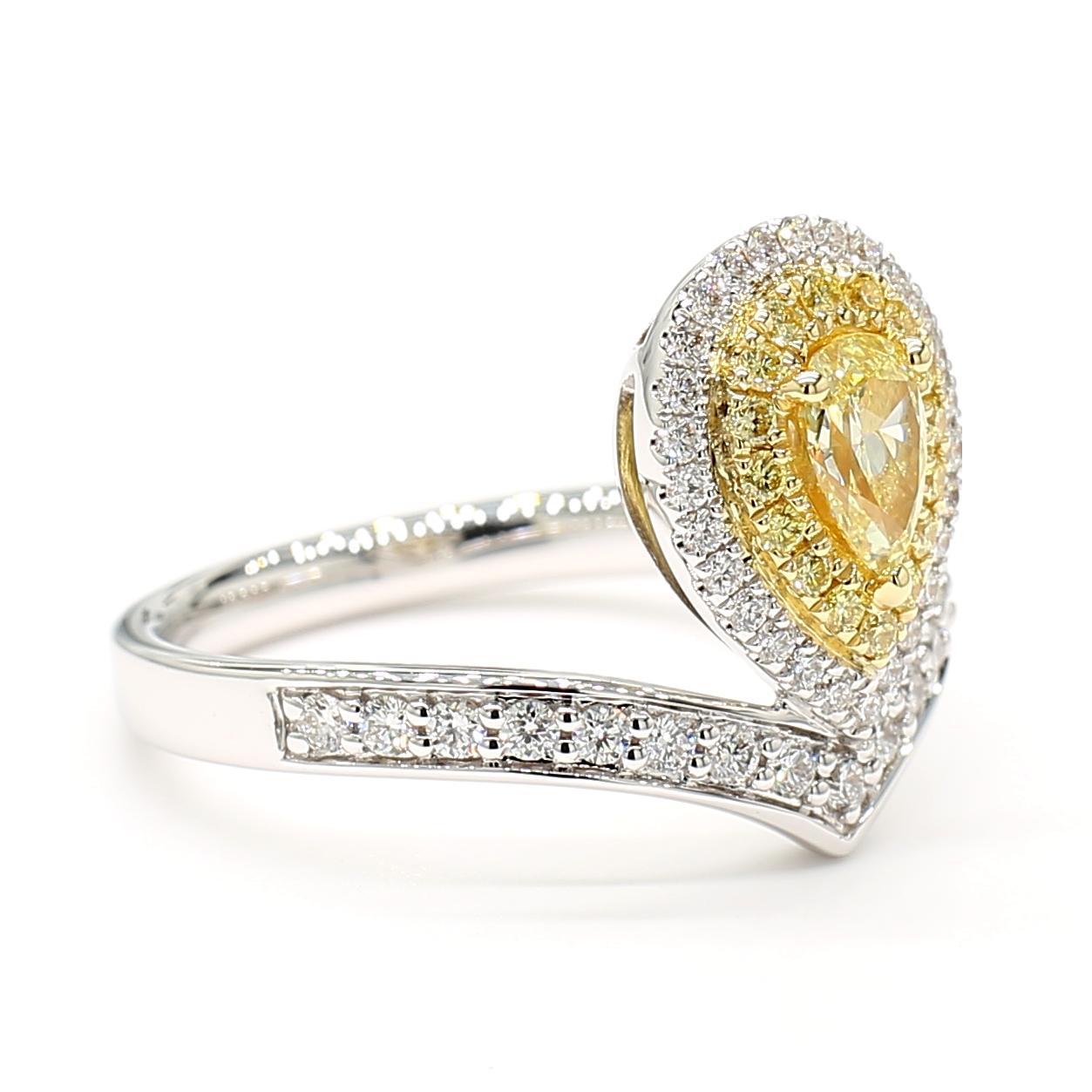 Taille poire Bague cocktail en or avec diamants jaunes naturels en poire de 0.79 carat poids total en vente