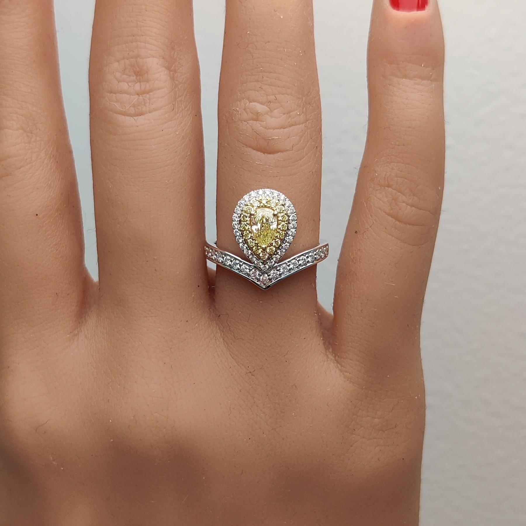 Bague cocktail en or avec diamants jaunes naturels en poire de 0.79 carat poids total Neuf - En vente à New York, NY