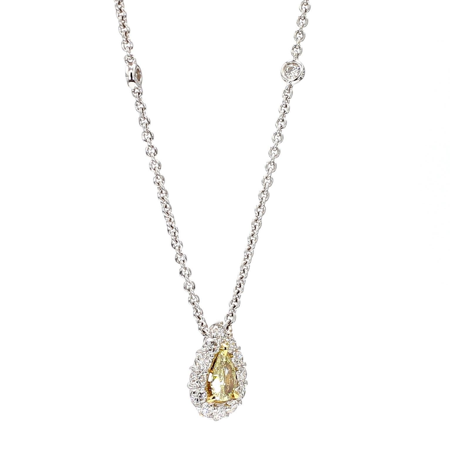 Precioso collar de diamantes de RareGemWorld. Montado en un precioso engaste de oro amarillo y blanco de 18 quilates con un diamante amarillo natural talla pera. El diamante está rodeado de diamantes blancos naturales de talla redonda. Te