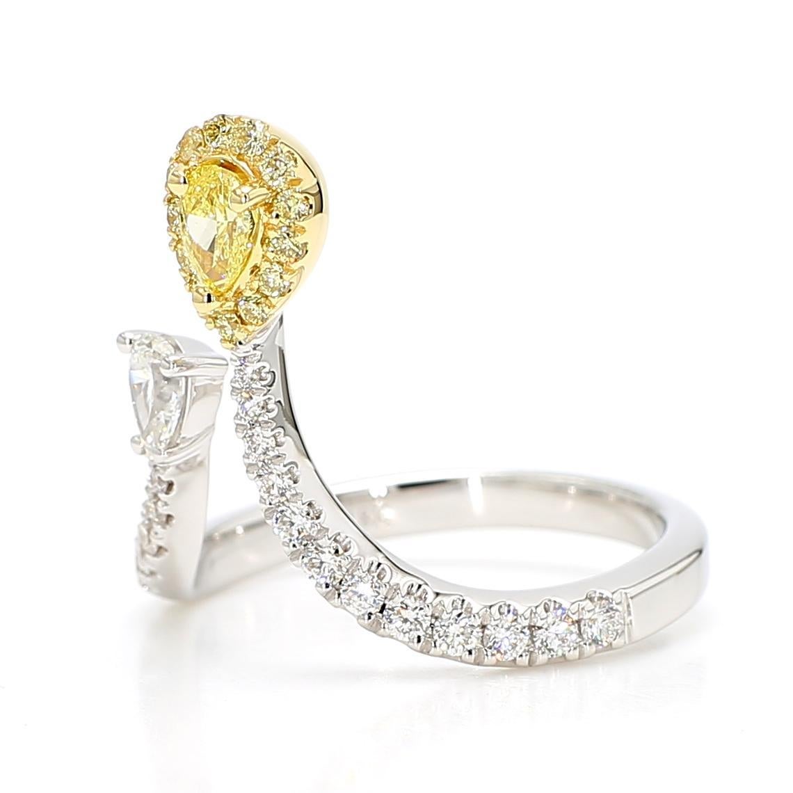 La magnifique bague en diamant de Raregemworld. Monté dans une belle monture jaune et blanche 18K avec un diamant jaune naturel taille poire complété par un diamant blanc naturel taille poire entouré d'une mêlée de diamants blancs naturels ronds et
