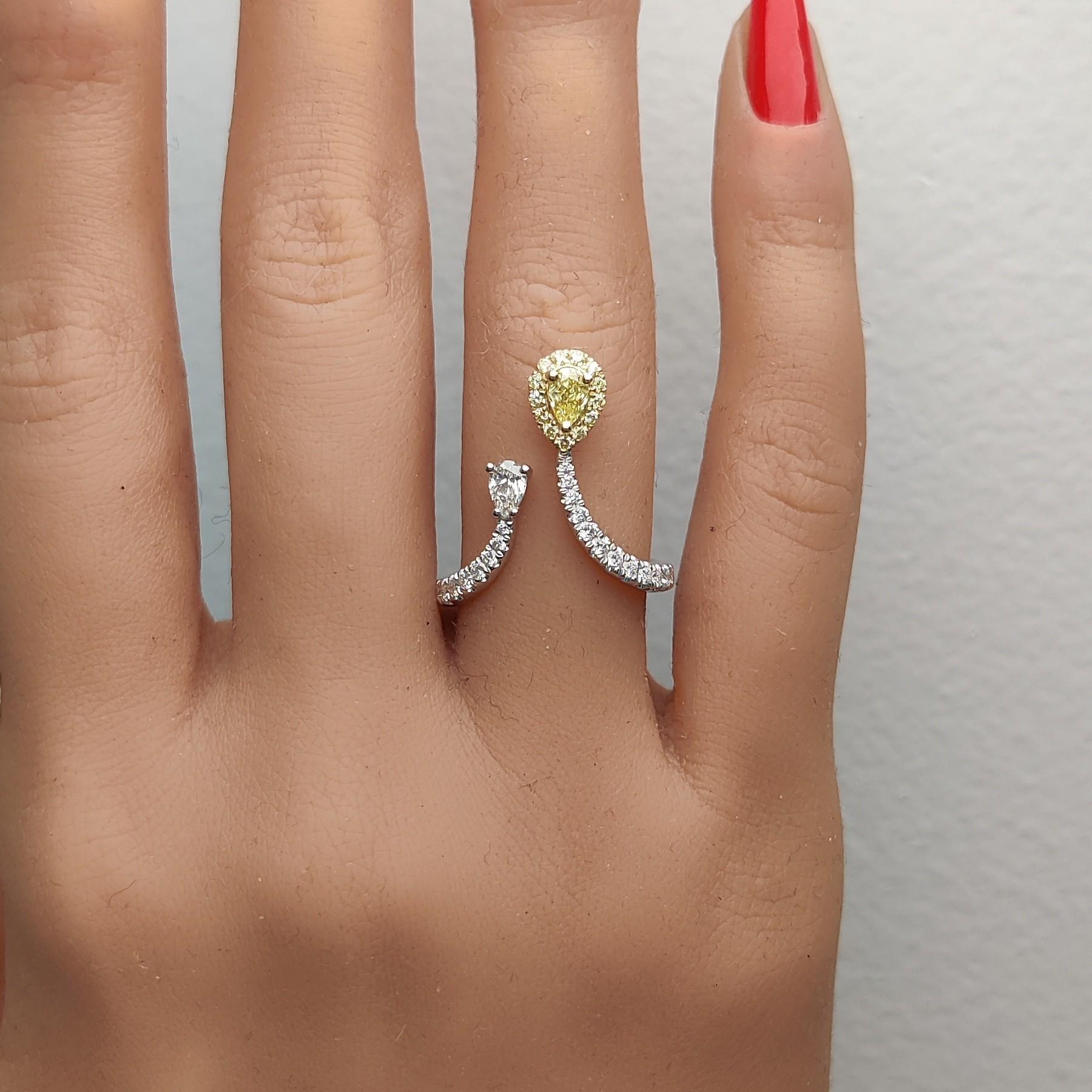 Bague cocktail en or avec diamants jaunes naturels en poire de 0.85 carat poids total Neuf - En vente à New York, NY