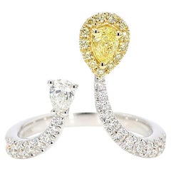 Anello da cocktail in oro con diamante giallo naturale a pera da 0.85 carati Tw