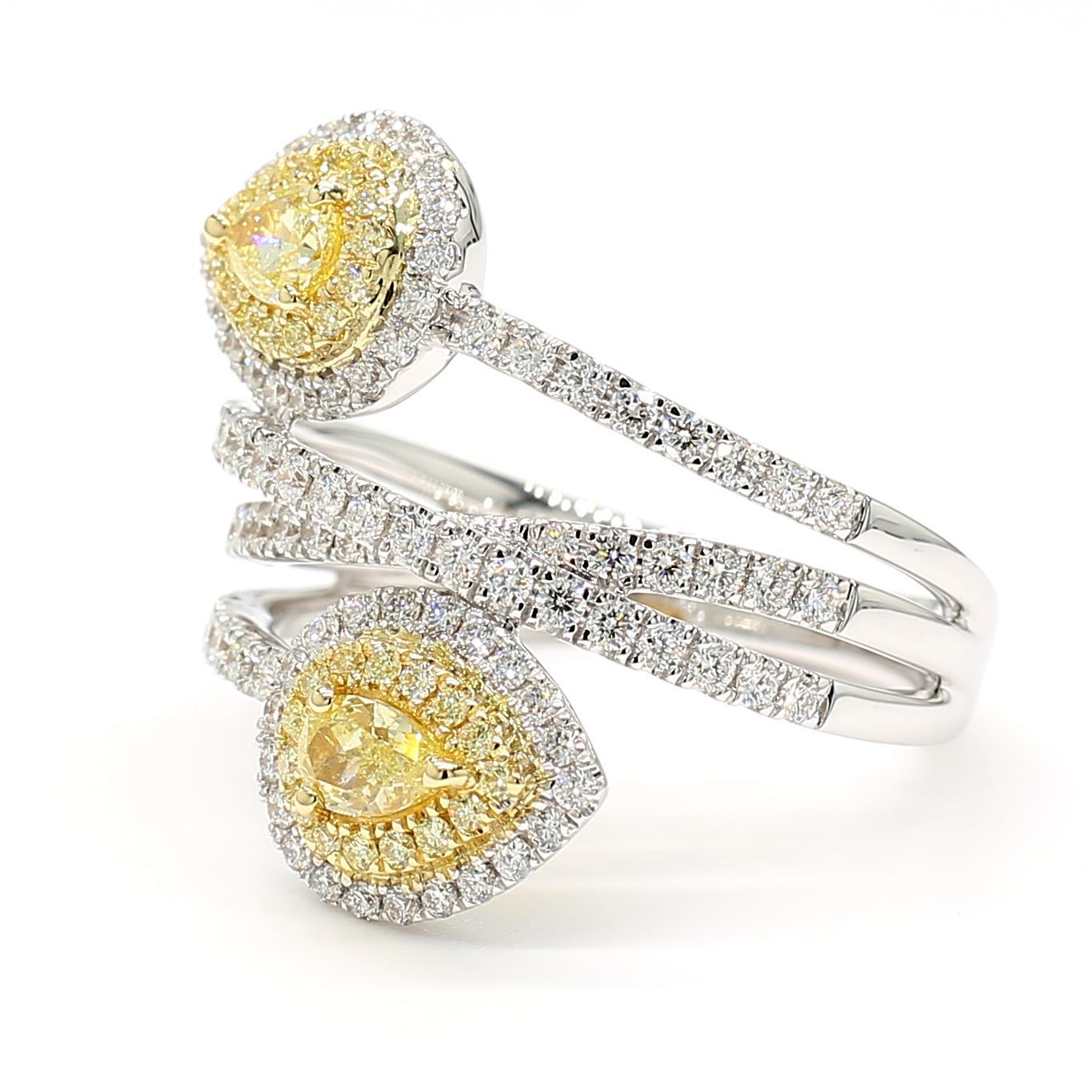 La magnifique bague en diamant de Raregemworld. Monté dans une belle monture jaune et blanche de 18 carats avec deux diamants jaunes naturels de taille poire. Les diamants jaunes sont entourés d'une mêlée de diamants blancs ronds naturels et d'une
