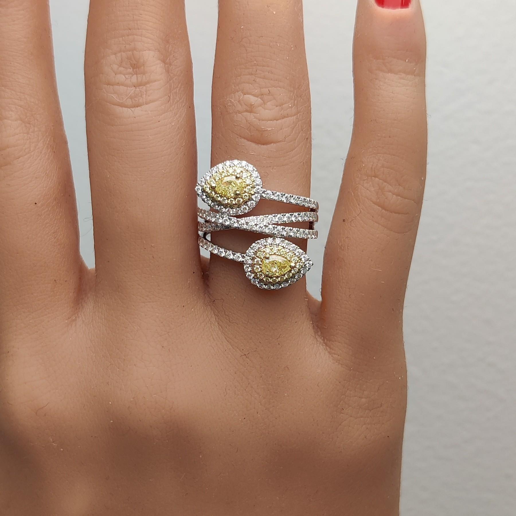 Bague cocktail en or avec diamants jaunes naturels en poire de 1.31 carat poids total Neuf - En vente à New York, NY