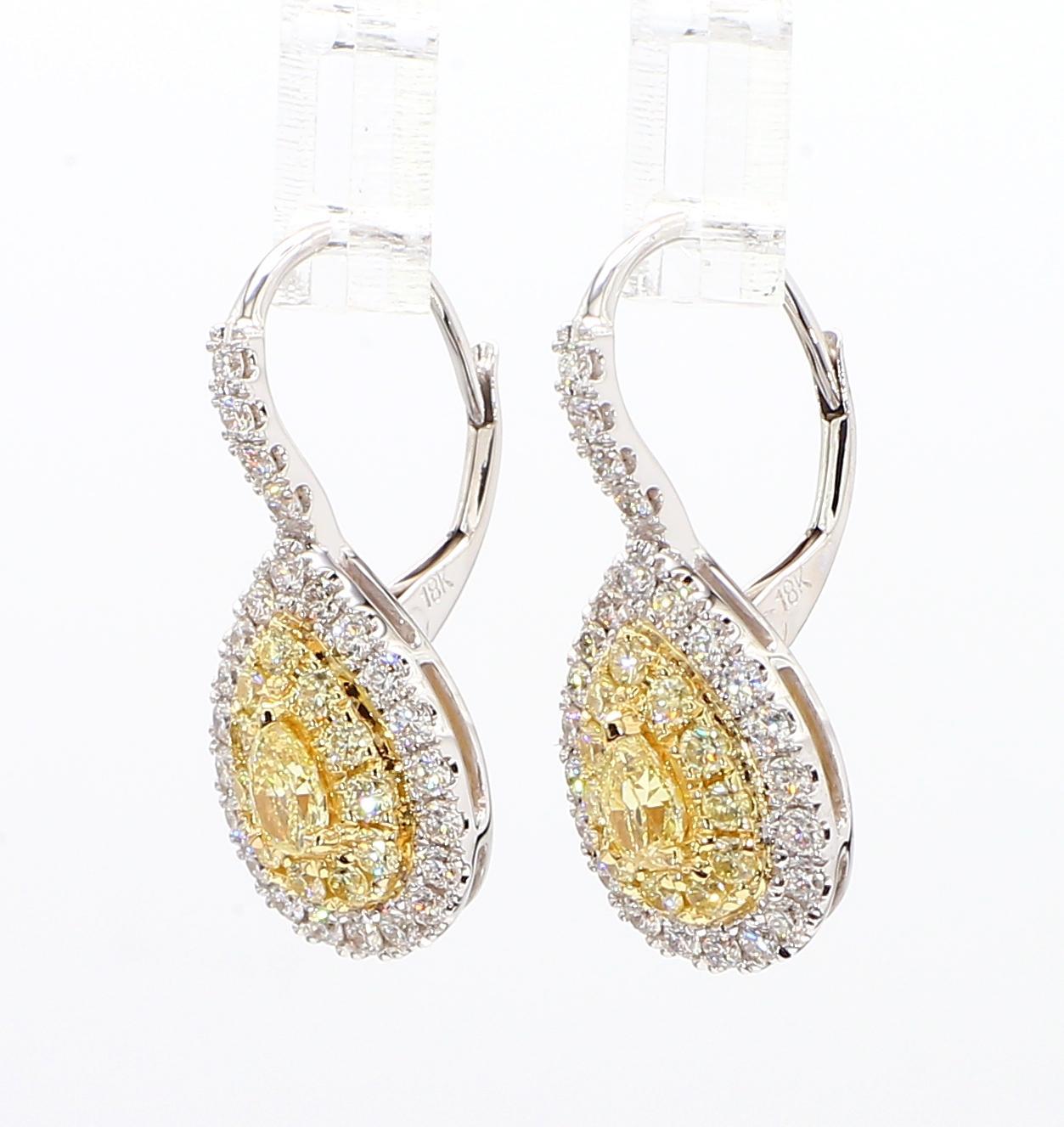Gli orecchini di diamanti classici di RareGemWorld. Montato in una splendida montatura in oro giallo e bianco 18 carati con diamanti gialli naturali taglio pera. I diamanti gialli sono circondati da piccoli diamanti bianchi naturali rotondi e da
