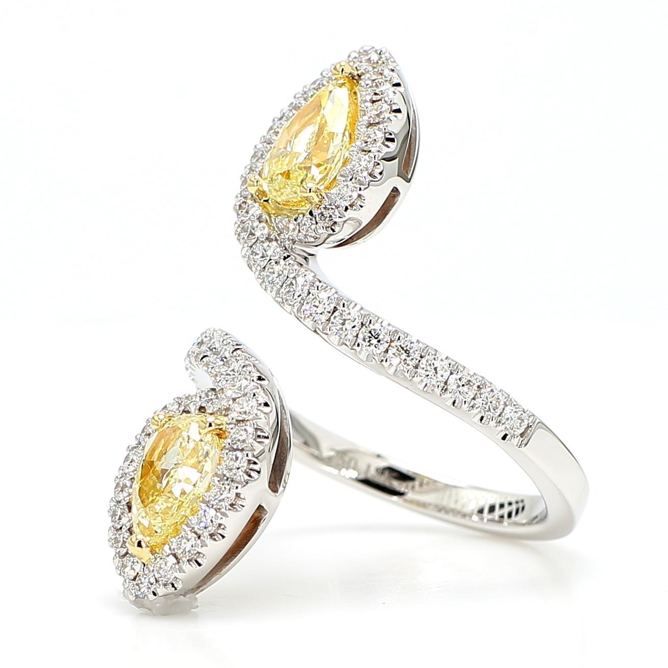 La magnifique bague en diamant de Raregemworld. Monté dans une belle monture jaune et blanche de 18 carats avec deux diamants jaunes naturels de taille poire. Les diamants jaunes sont entourés d'une mêlée de diamants blancs ronds naturels. Cette