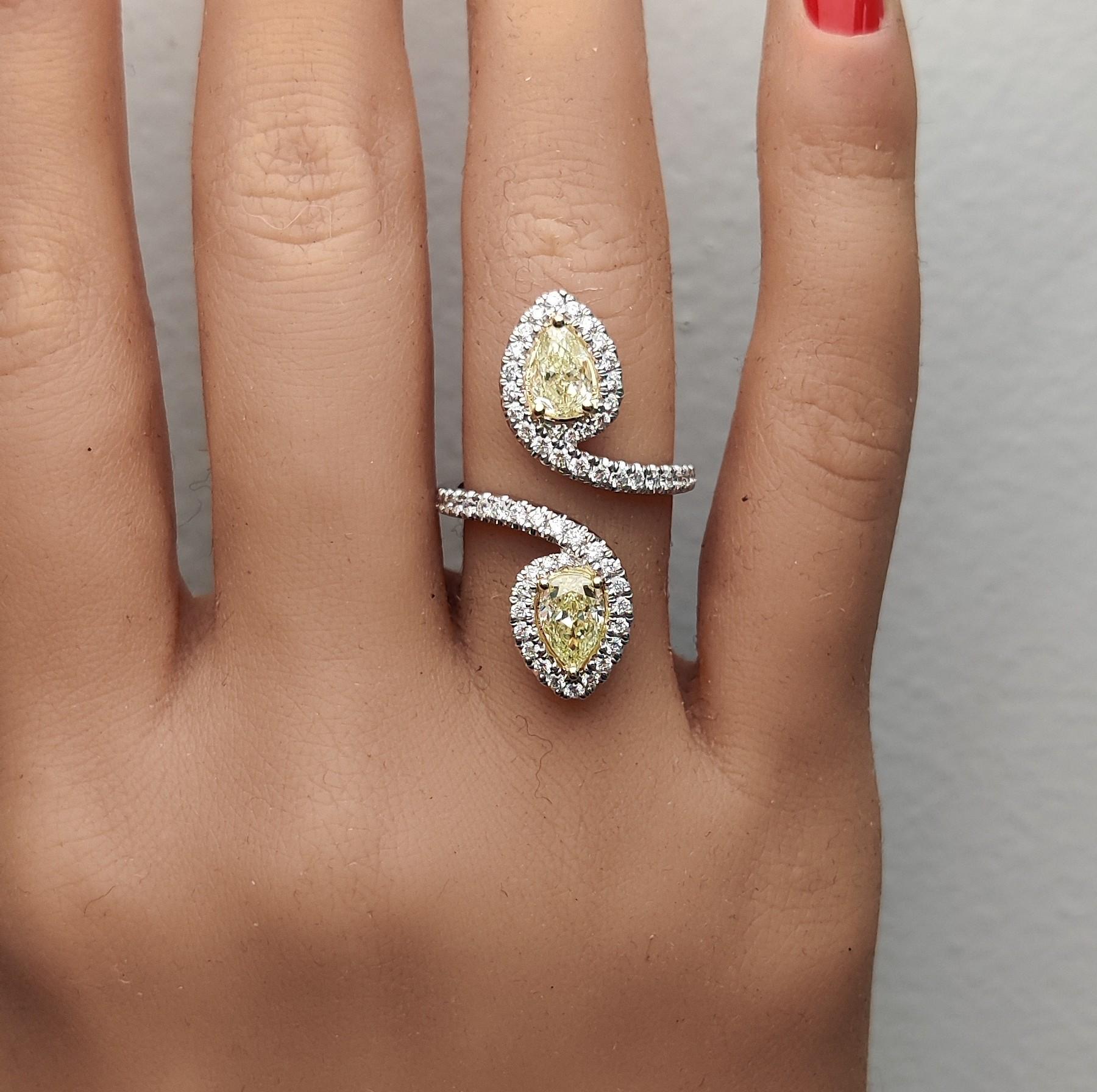 Bague cocktail en or avec diamants jaunes naturels en poire de 2.09 carat poids total Neuf - En vente à New York, NY
