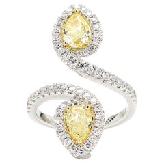 Anello da cocktail in oro con diamante giallo naturale a pera da 2.09 carati Tw