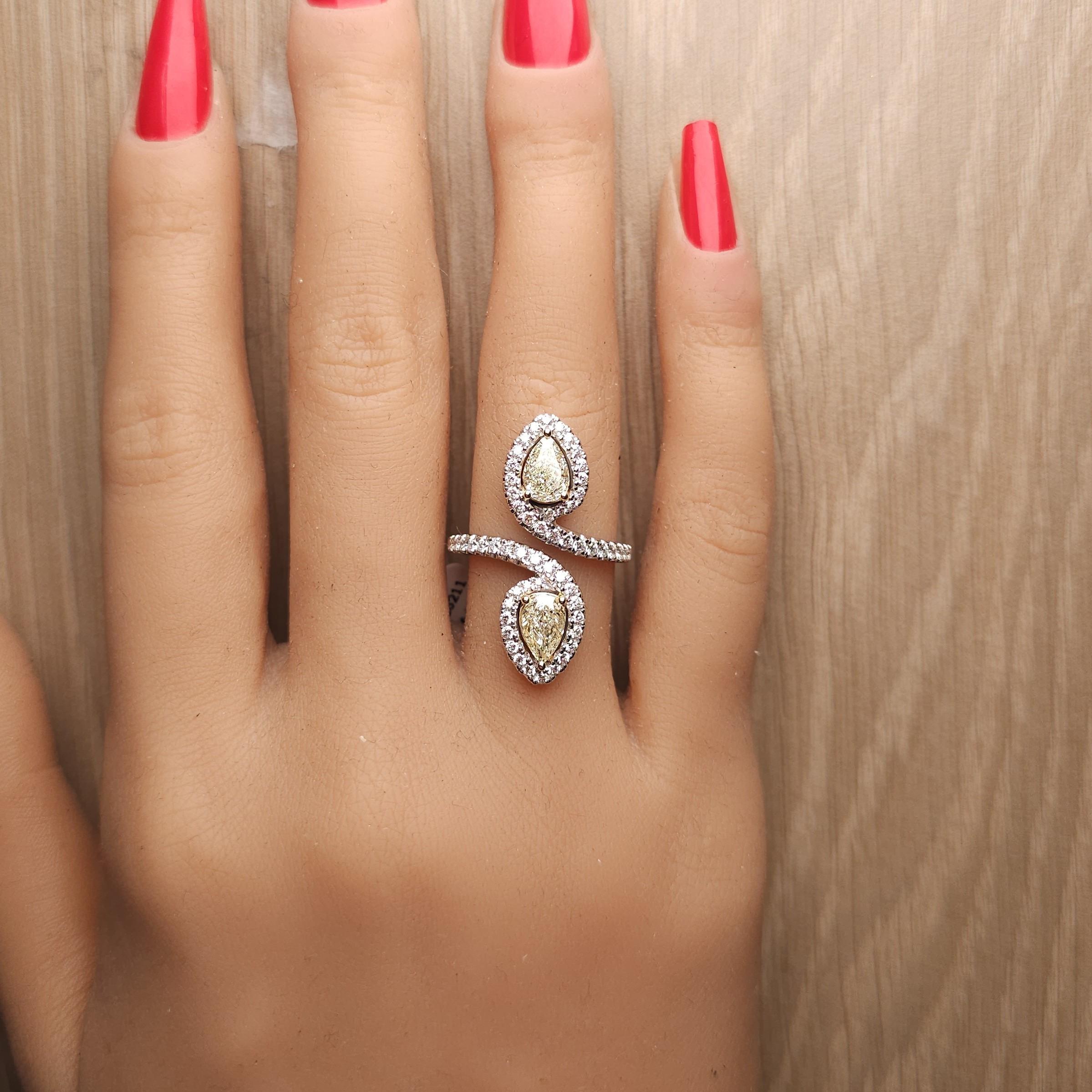 Anillo de cóctel de oro con diamante pera amarillo natural de 2.15 quilates Tw en Nuevo estado para la venta en New York, NY