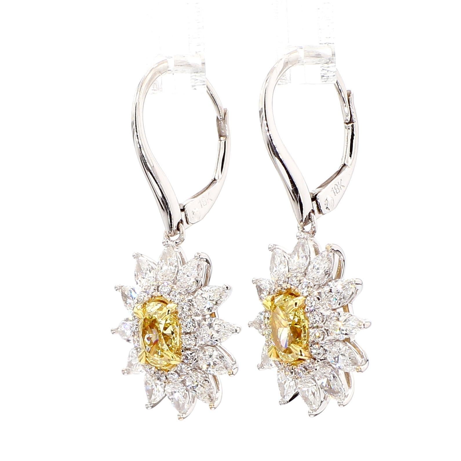 Les boucles d'oreilles classiques en diamant de Raregemworld. Monté dans une belle monture en or jaune et blanc 18 carats avec des diamants jaunes naturels de taille poire. Les diamants jaunes sont entourés d'un halo de petits diamants ronds blancs