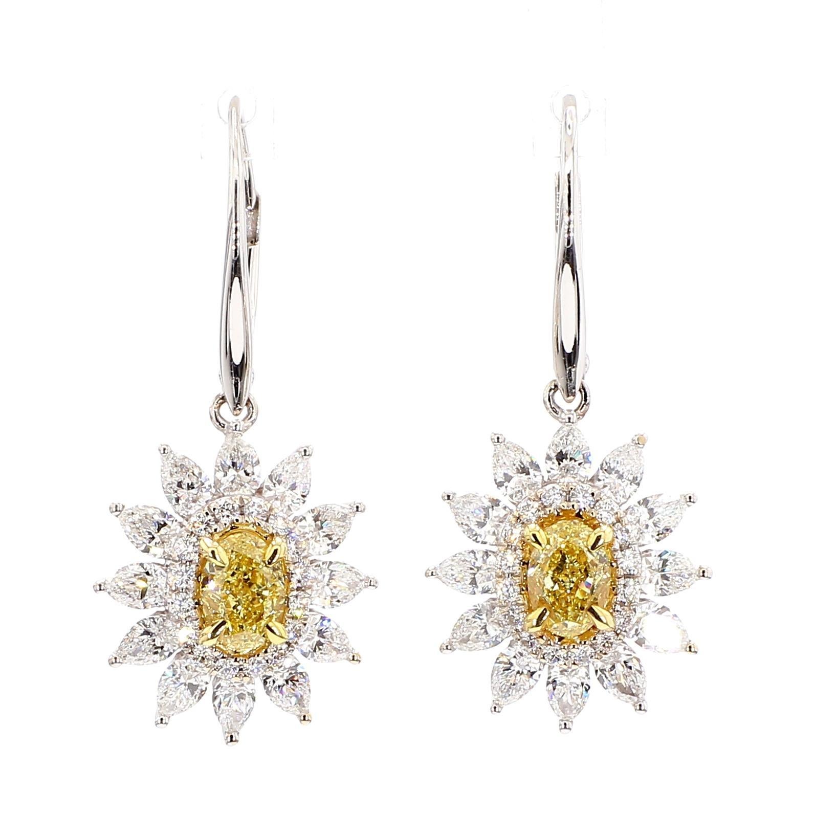 Taille poire Pendants d'oreilles en or jaune naturel avec diamants taille poire 2.80 carat en vente