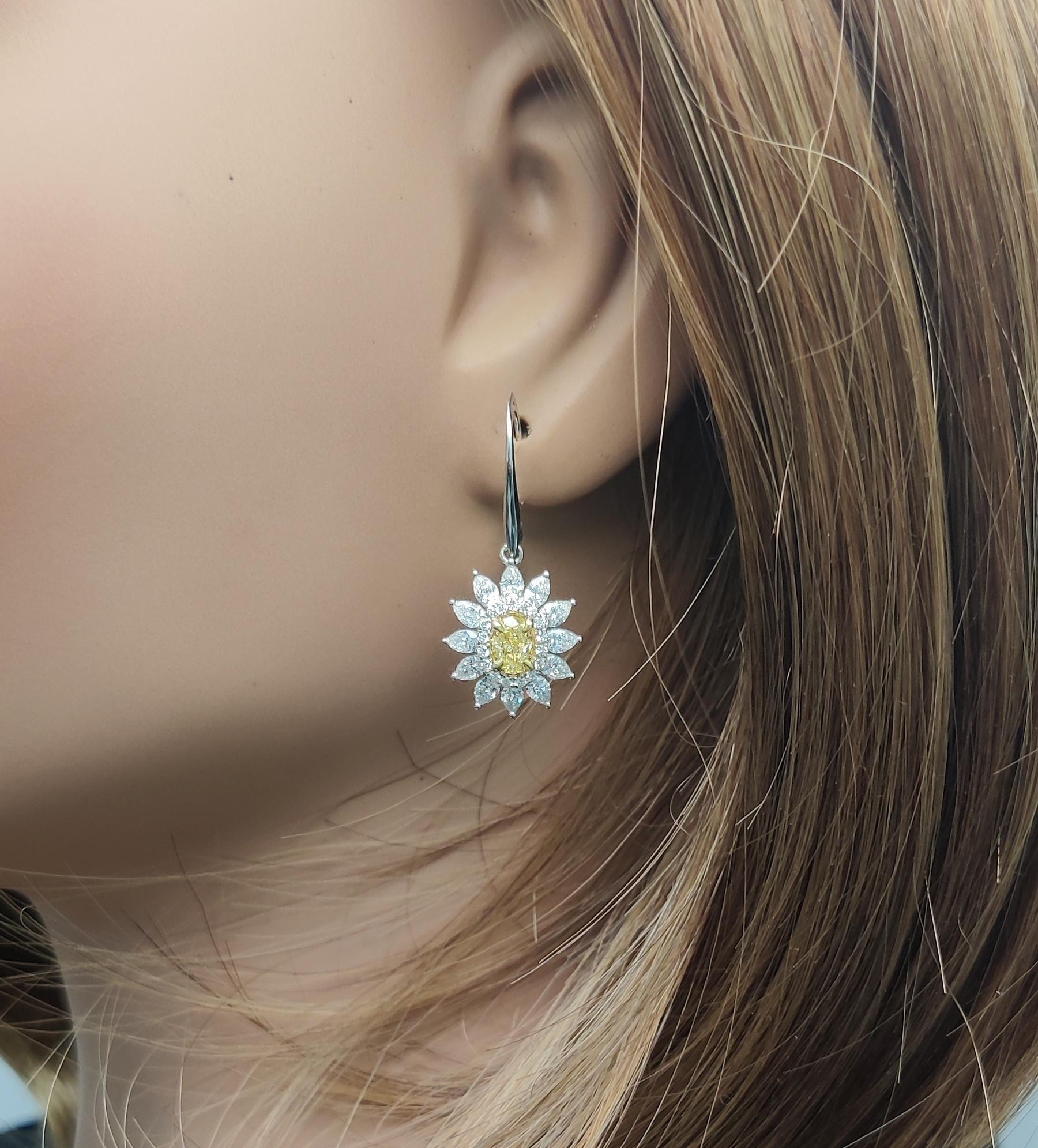 Pendants d'oreilles en or jaune naturel avec diamants taille poire 2.80 carat Neuf - En vente à New York, NY