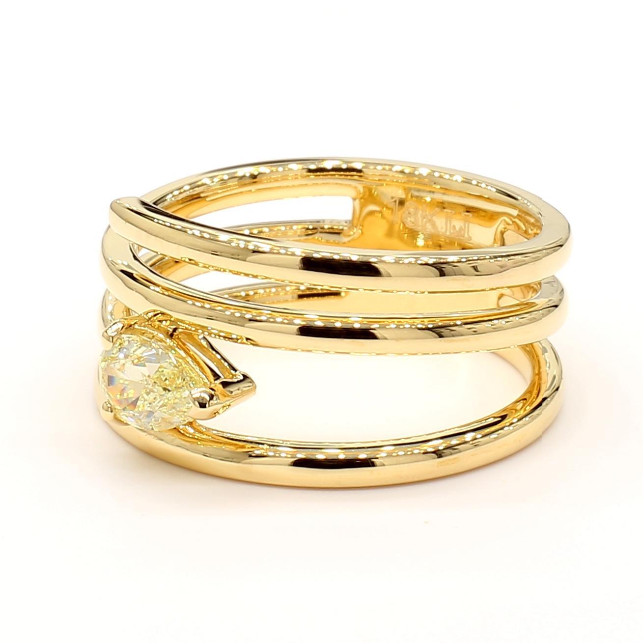 Der schöne Diamantring von RareGemWorld. Montiert in einer schönen Fassung aus 18 Karat Gelbgold mit einem natürlichen gelben Diamanten im Birnenschliff. Dieser Ring wird Sie garantiert beeindrucken und Ihre persönliche Sammlung