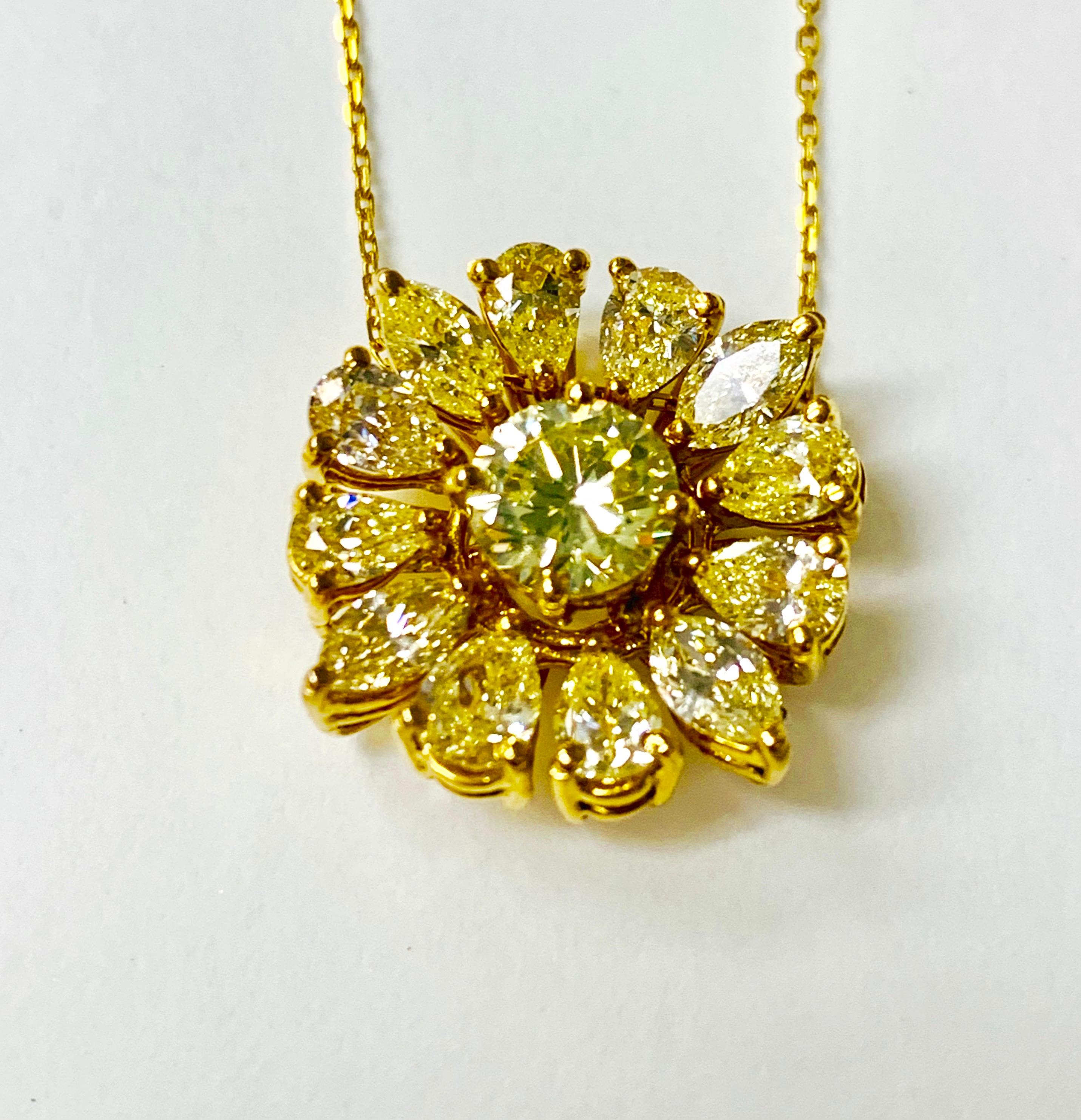 Le pendentif en diamant rond et marquise de couleur naturelle jaune poire de Moguldiam Inc. est magnifiquement réalisé à la main en or jaune 18 carats.
Les détails sont les suivants : 
Poids du diamant jaune : 3,55 carats ( 13 pcs) 
Poids de l'or :