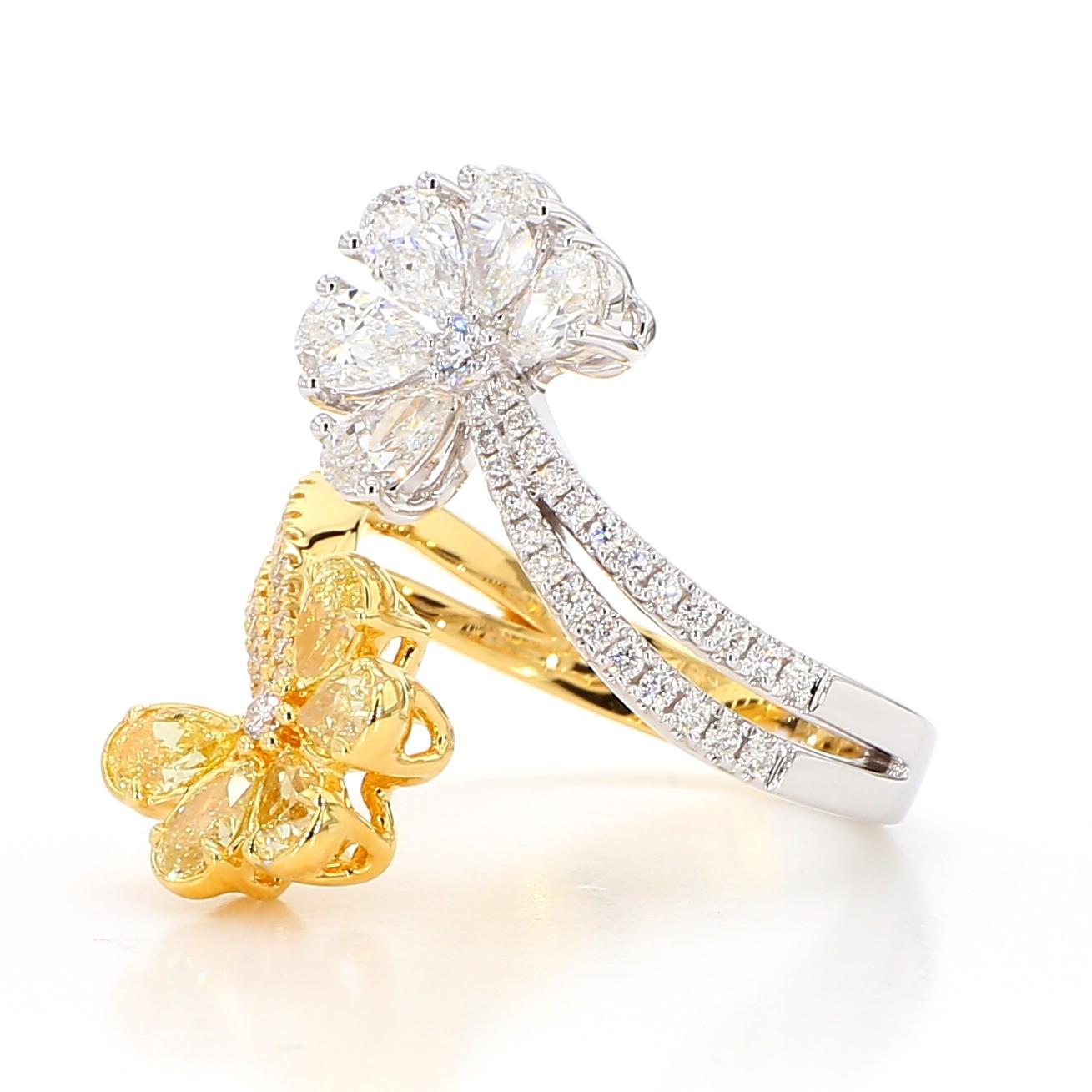 Il bellissimo anello di diamanti di Raregemworld. Montato in una splendida montatura in oro giallo e bianco 18 carati con diamante giallo naturale taglio princess e diamante bianco naturale taglio princess. I diamanti sono circondati da una mischia