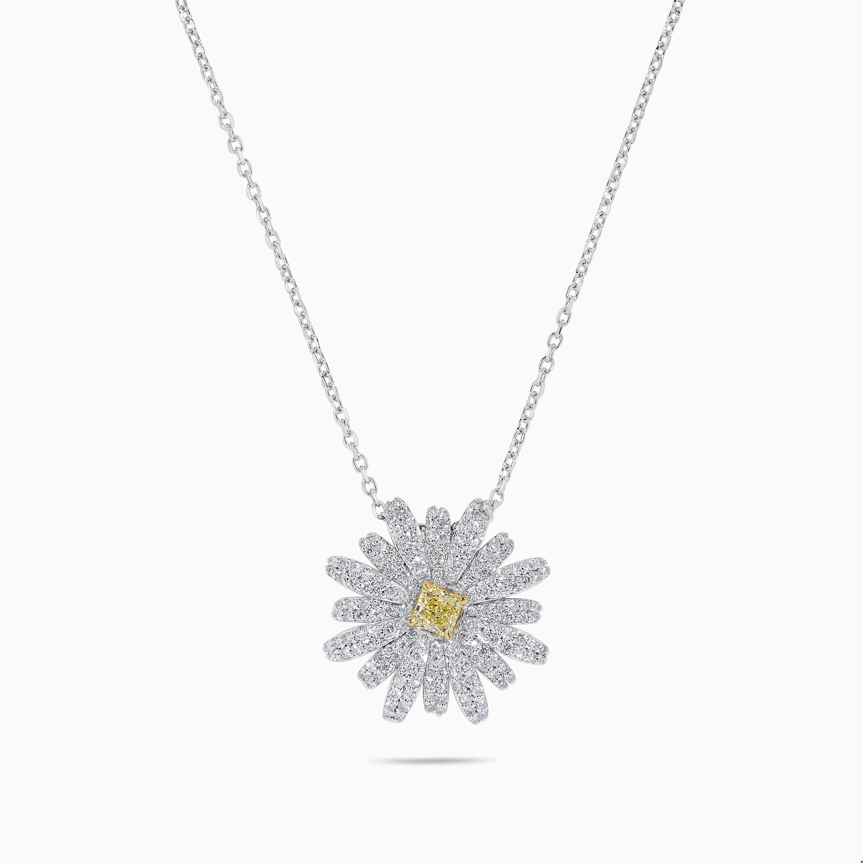 Le magnifique pendentif en diamant de Raregemworld. Monté dans une belle monture en or jaune et blanc 18 carats avec un diamant jaune naturel de taille radieuse. Le diamant jaune est entouré de diamants blancs ronds naturels en forme de fleur. Ce
