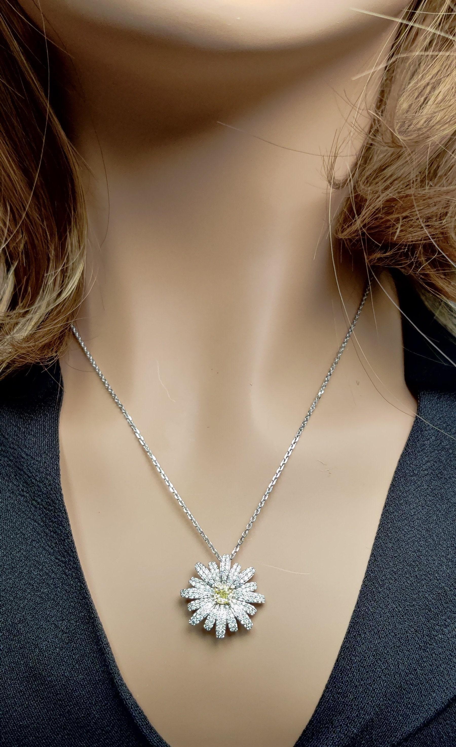 Taille radiant Pendentif en or jaune radiant naturel avec diamants blancs de 1.16 carat poids total en vente