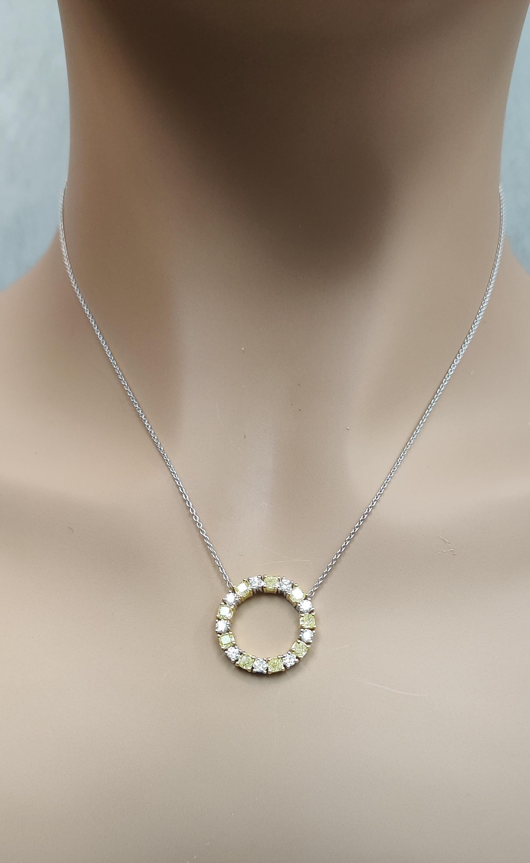 Natural Yellow Radiant and White Diamond 1.47 Carat TW Gold Circle Pendant In New Condition For Sale In New York, NY