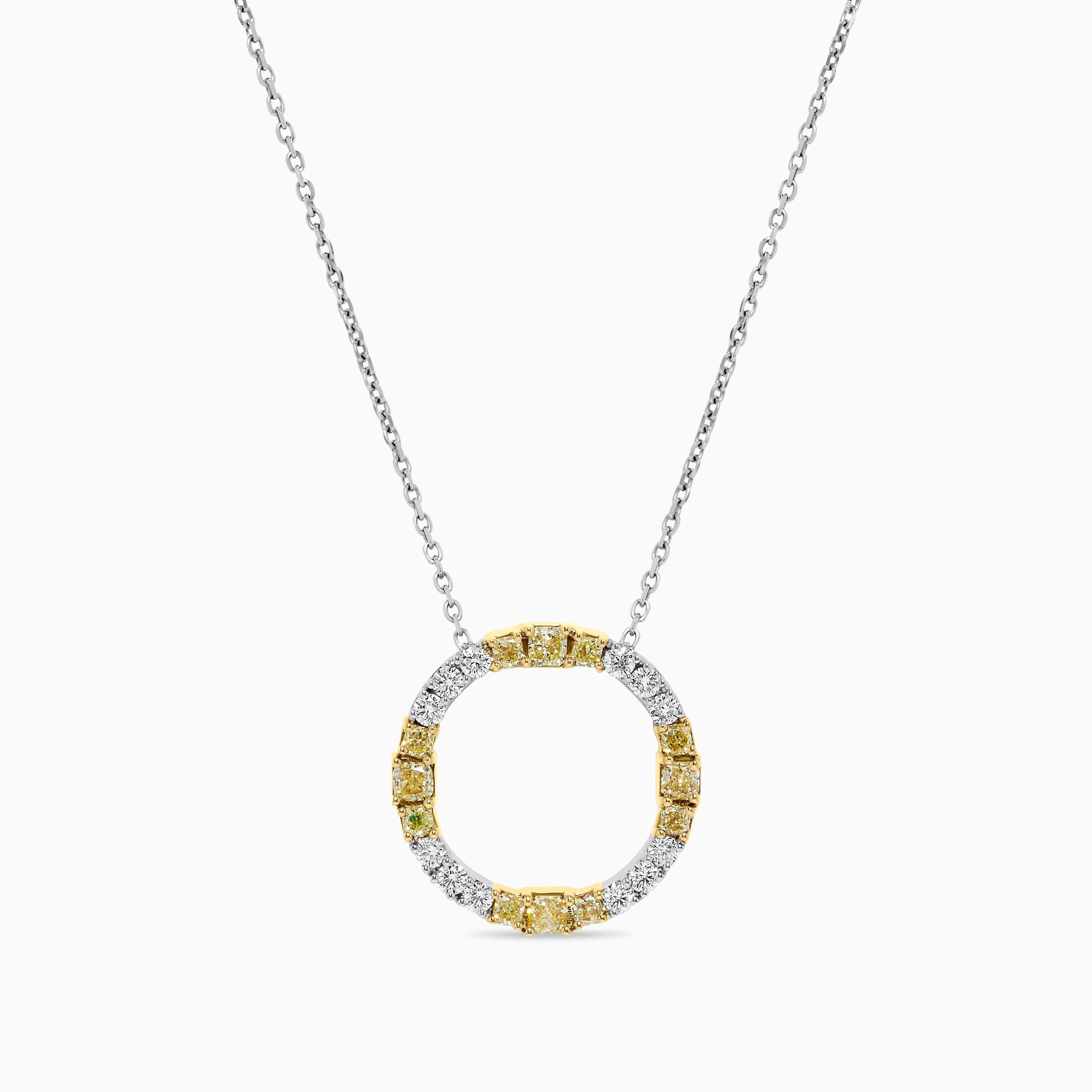 L'intrigante collana di diamanti di RareGemWorld. Montato in una splendida montatura in oro giallo e bianco 18 carati con diamanti gialli naturali a taglio radiante. I diamanti gialli sono completati da piccoli diamanti bianchi tondi naturali.