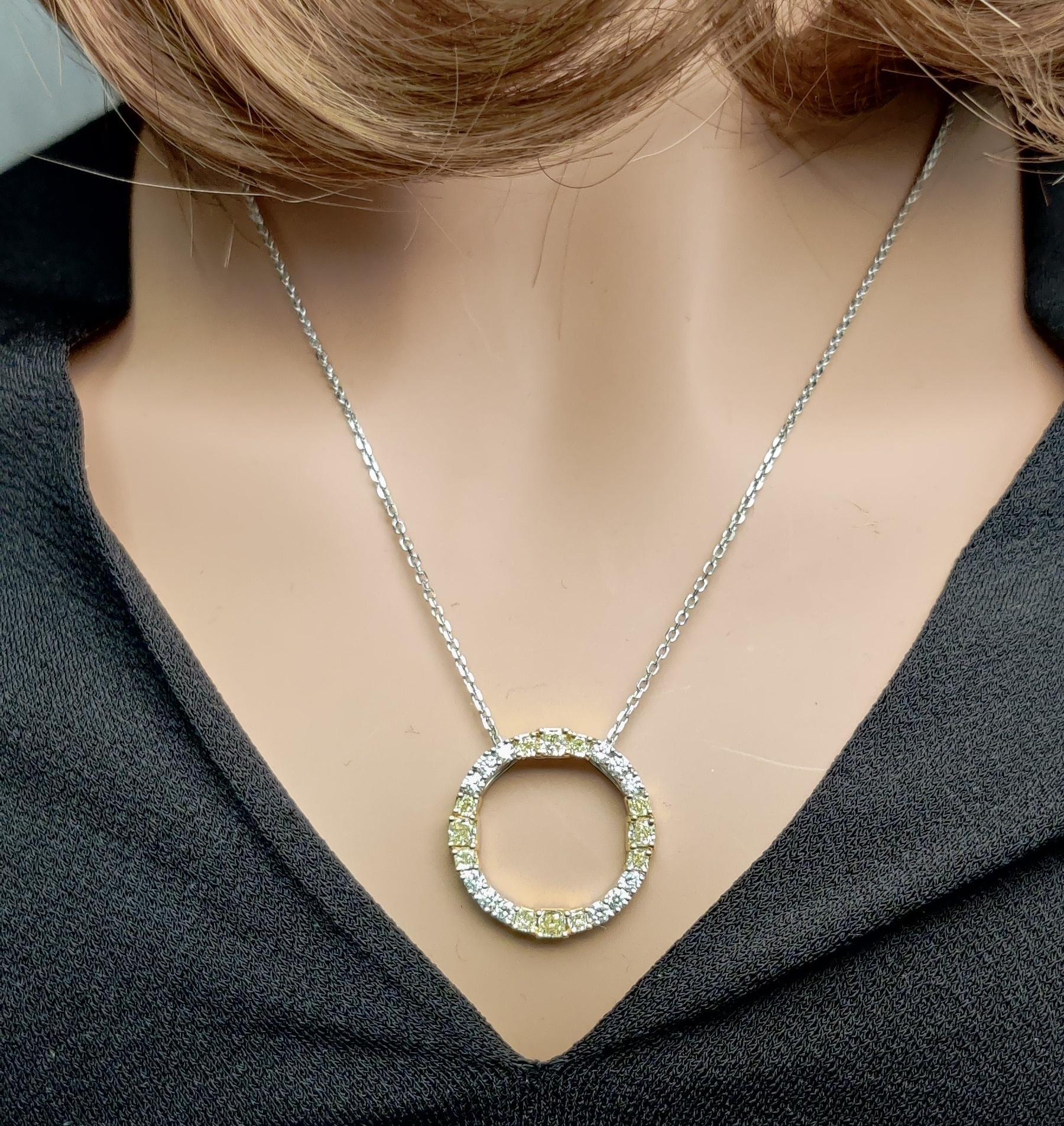Taglio radiant Ciondolo a cerchio in oro giallo naturale con diamante bianco e radiante da 1.59 carati TW in vendita