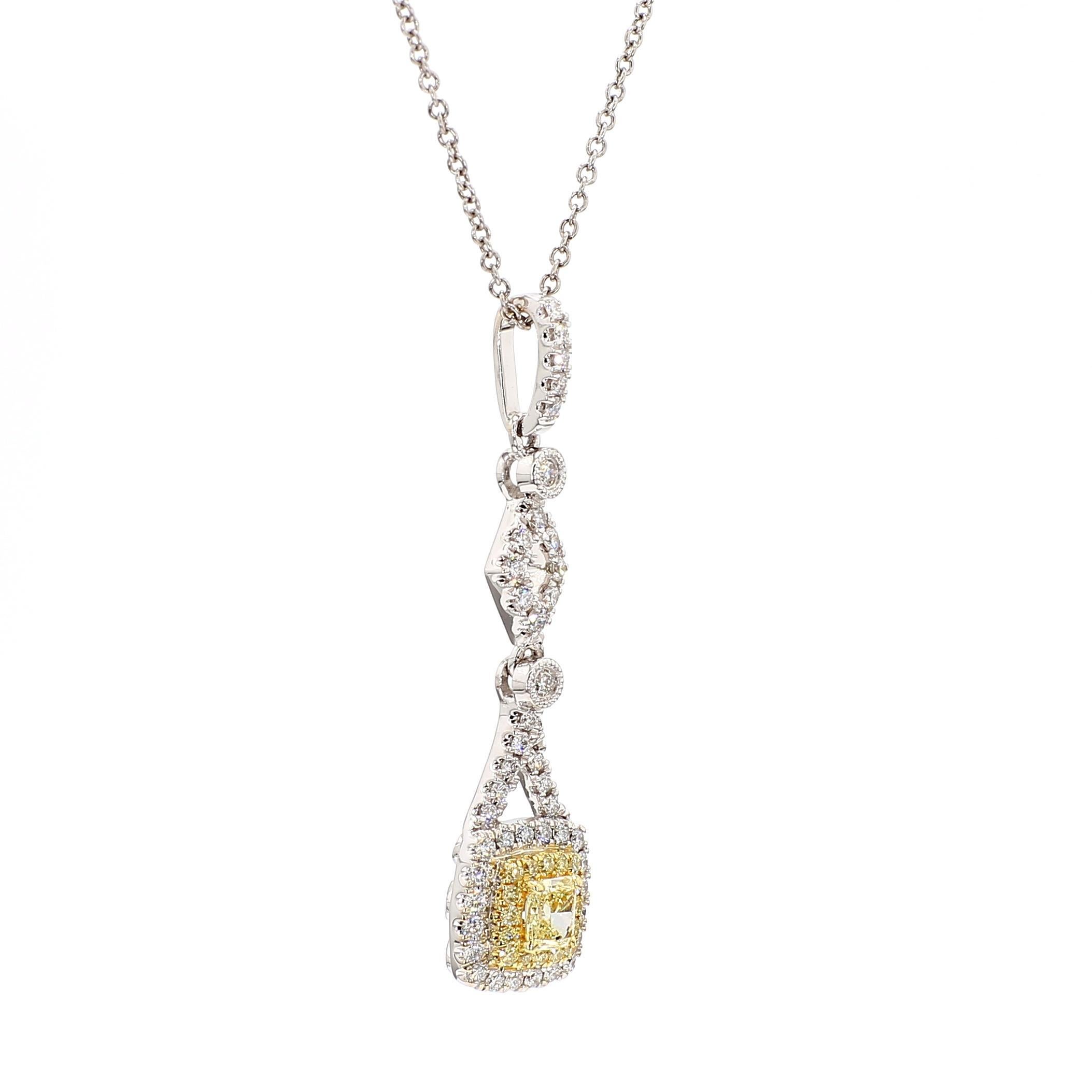 Le magnifique pendentif en diamant de Raregemworld. Monté dans une belle monture en or jaune et blanc 18 carats avec un diamant jaune naturel de taille radieuse. Le diamant jaune est entouré d'un méli-mélo de diamants ronds naturels jaunes et d'un