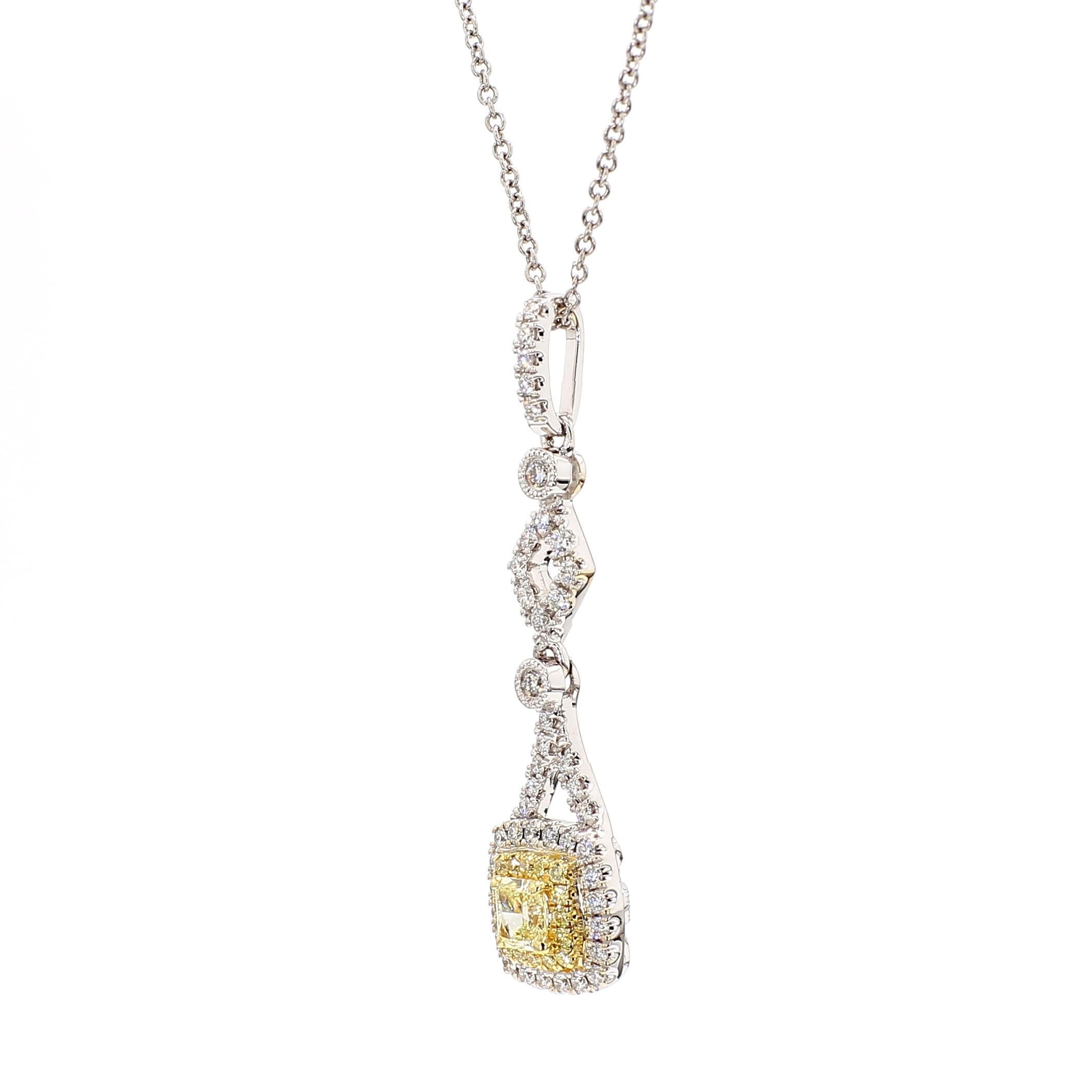Taille radiant Pendentif en or jaune radiant et diamant blanc de 54 carat TW en vente