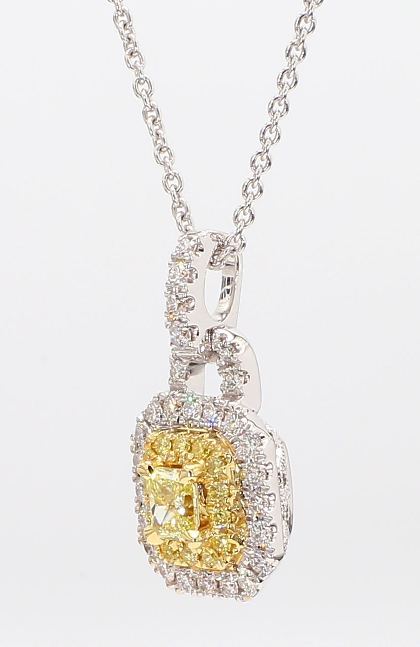 Le pendentif classique en diamant de Raregemworld. Monté dans une belle monture en or jaune et blanc 18 carats avec un diamant jaune naturel de taille radieuse. Le diamant jaune est entouré d'un méli-mélo de diamants ronds naturels jaunes et d'un