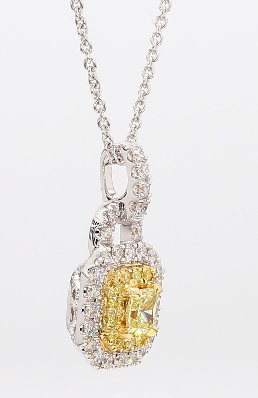 Taille radiant Pendentif en or jaune radiant et diamant blanc de 58 carat TW en vente
