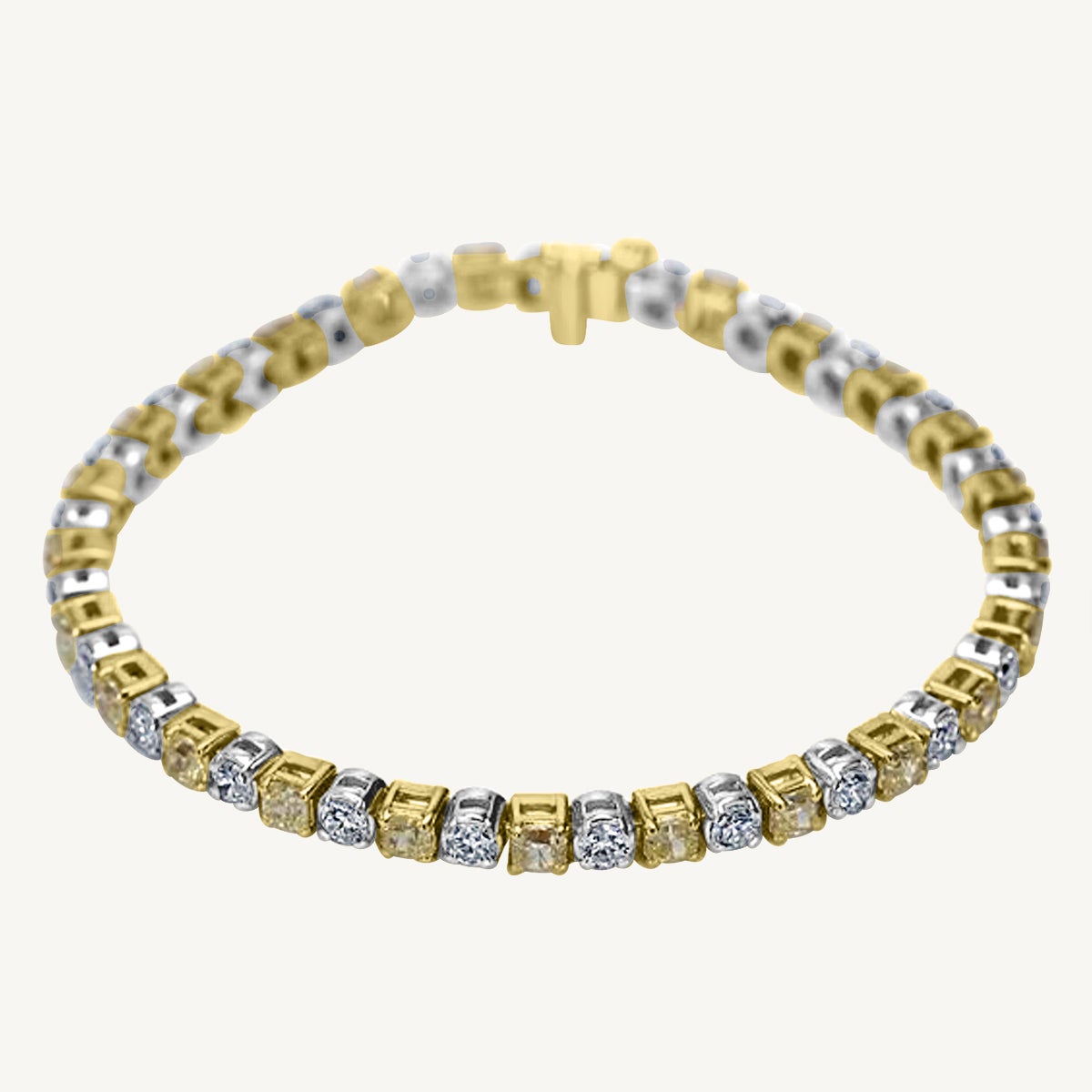 Bracelet en or jaune radiant naturel avec diamants blancs de 6.92 carats poids total