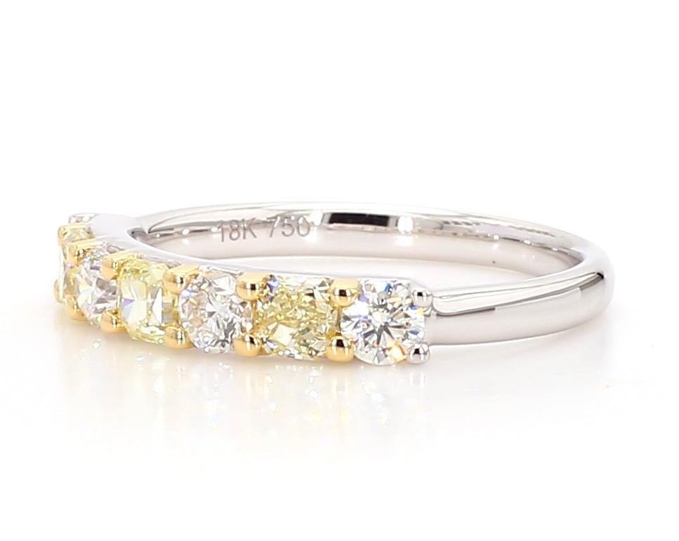 Le bracelet classique en diamants de Raregemworld. Montée dans une magnifique monture en or jaune et blanc 18 carats avec des diamants jaunes de taille rayonnante naturelle complétés par des diamants blancs de taille ronde naturelle. Cette bague est