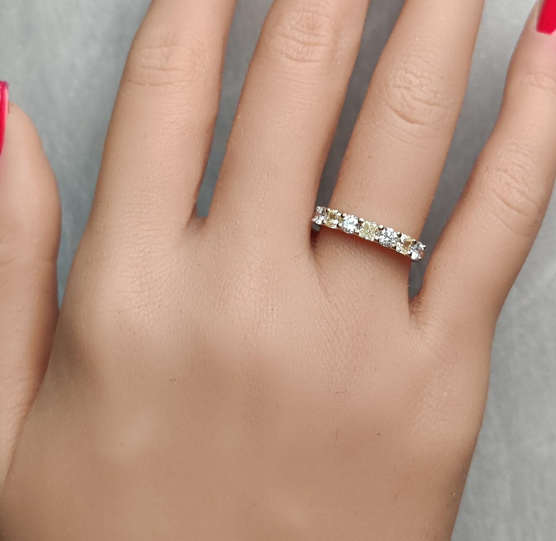 Anneau de mariage en or jaune rayonnant et diamant blanc de 93 carat TW Neuf - En vente à New York, NY