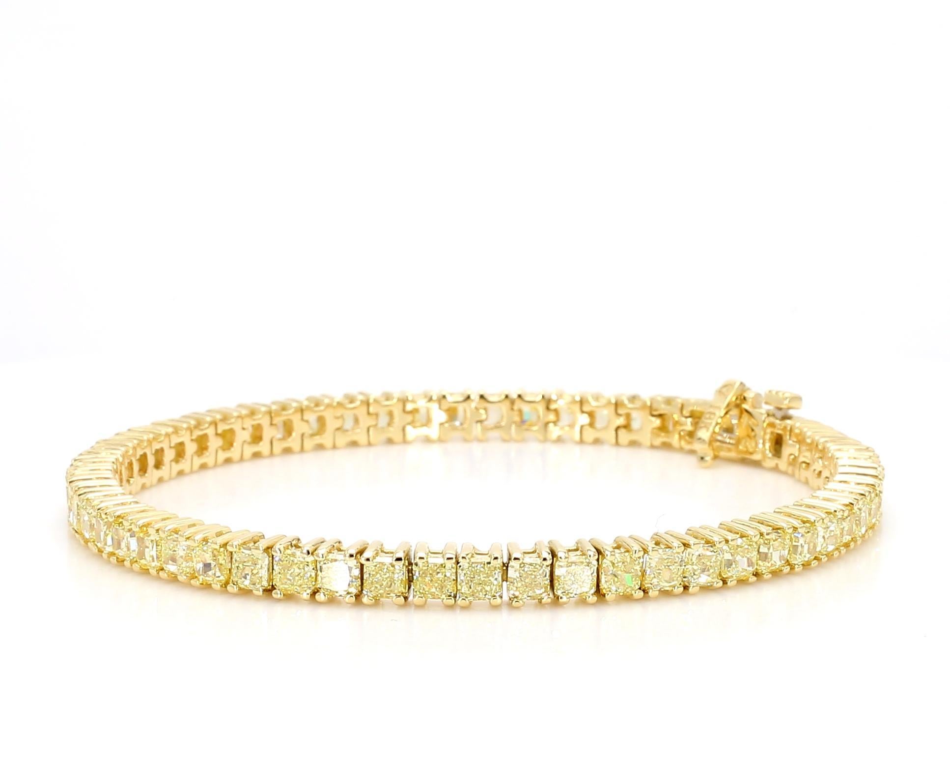 Preciosa pulsera de diamantes de RareGemWorld. Montada en un precioso engaste de oro amarillo y blanco de 18 quilates con diamantes amarillos naturales de talla radiante. ¡Esta pulsera está garantizada para impresionar! Llévela sola o apílela con