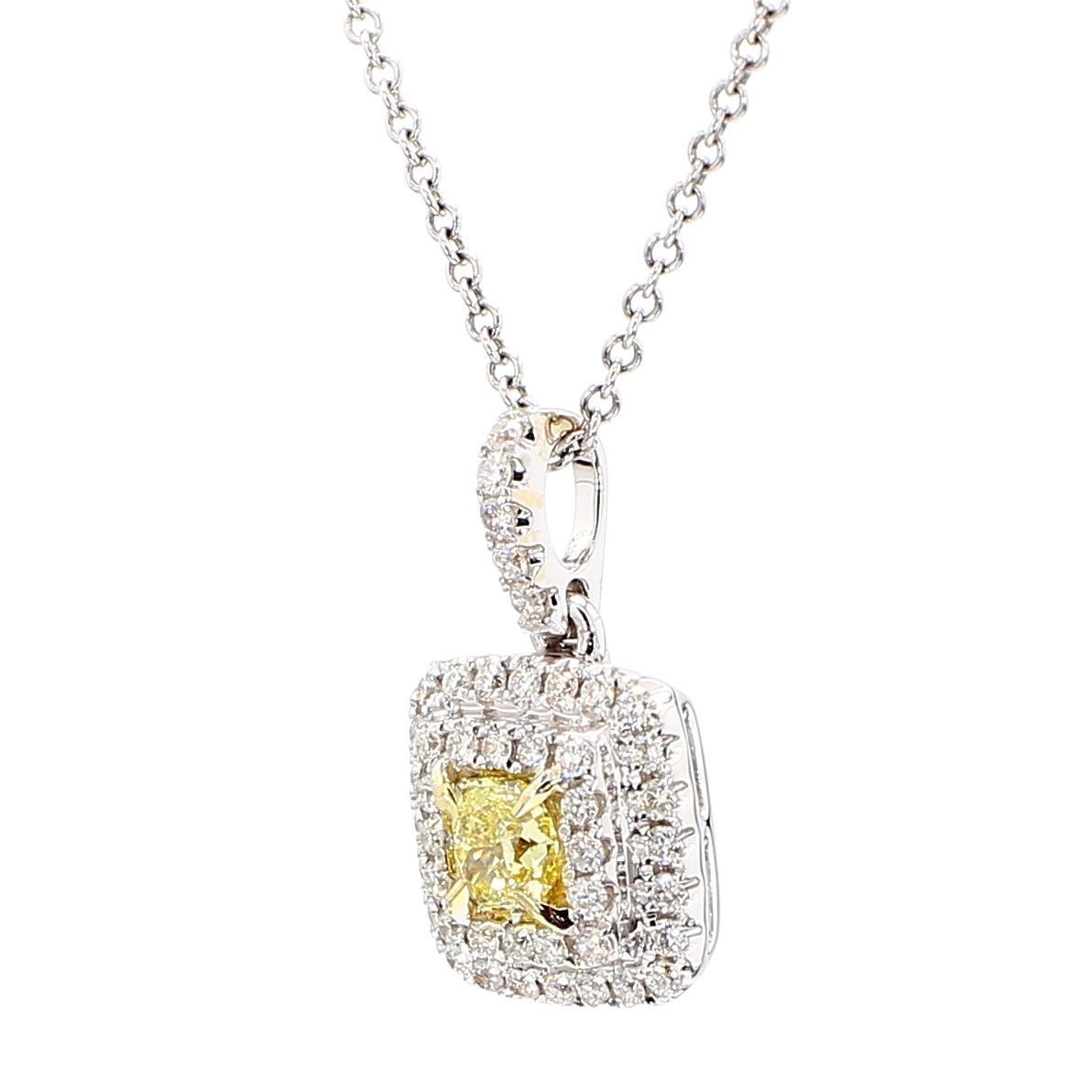 Le magnifique pendentif en diamant de Raregemworld. Monté dans une belle monture en or jaune et blanc 18 carats avec un diamant jaune naturel de taille radieuse. Le diamant jaune est entouré d'une mêlée de diamants blancs ronds naturels. Ce