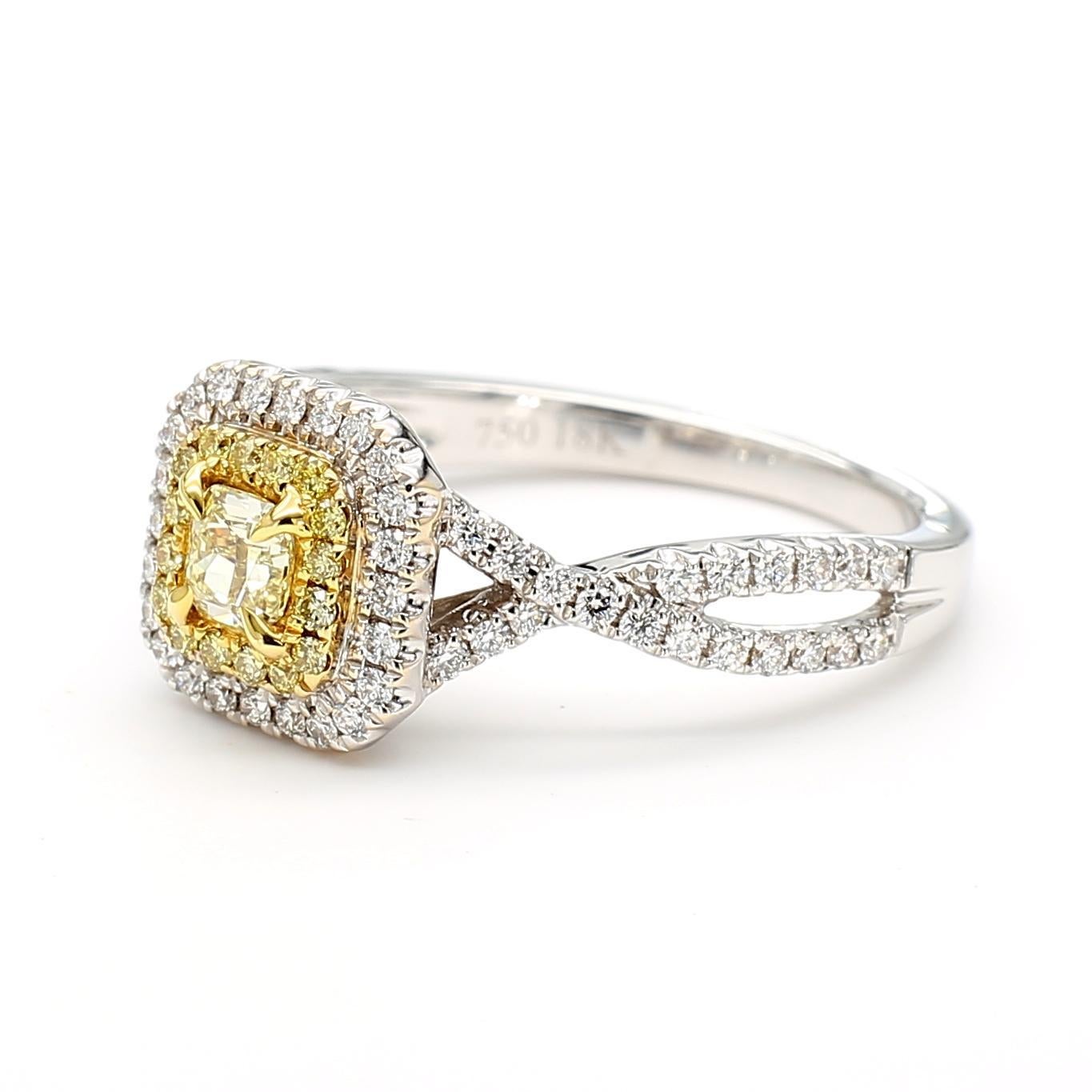 La magnifique bague en diamant de Raregemworld. Monté dans une belle monture en or jaune et blanc 18 carats avec un diamant jaune naturel de taille radieuse. Le diamant jaune est entouré d'une mêlée de diamants blancs ronds naturels et d'une mêlée