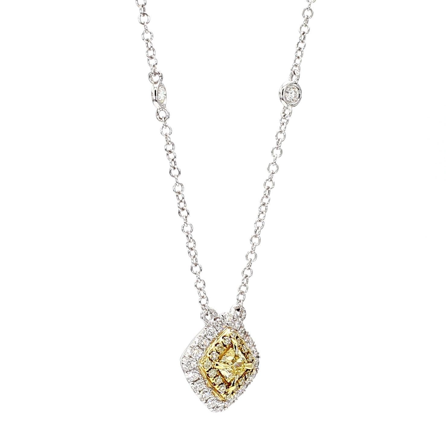 Taille coussin Collier goutte en or jaune radiant naturel de 0,71 carat poids total en vente