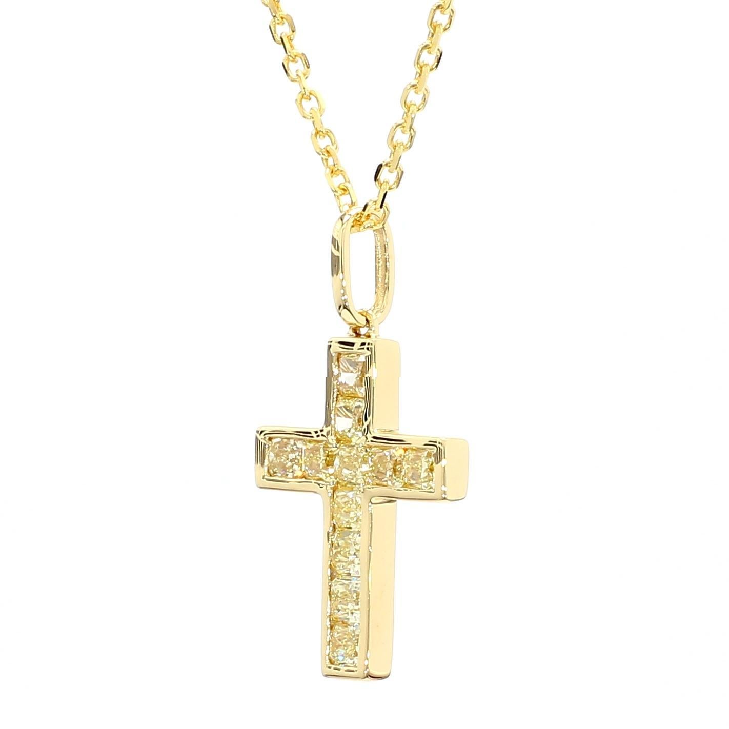 Le magnifique pendentif en diamant de Raregemworld. Monté dans une belle monture en or jaune 18 carats avec des diamants jaunes naturels de taille rayonnante dans un beau format en croix. Ce pendentif est garanti pour impressionner et améliorer