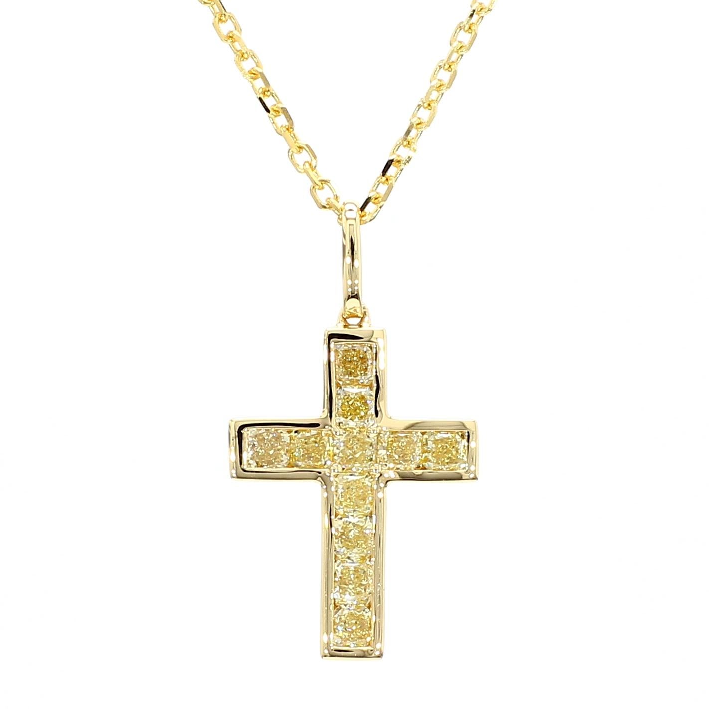 Contemporain Pendentif croix en or jaune avec diamant jaune radiant naturel de 0.72 carat poids total en vente
