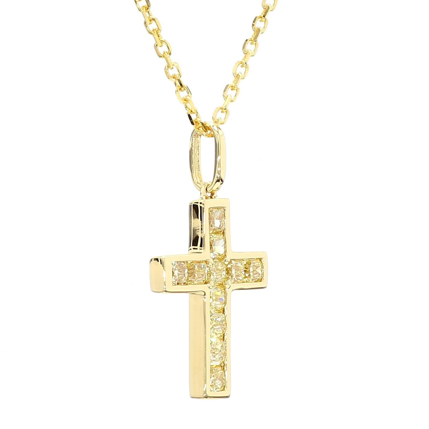 Taille radiant Pendentif croix en or jaune avec diamant jaune radiant naturel de 0.72 carat poids total en vente