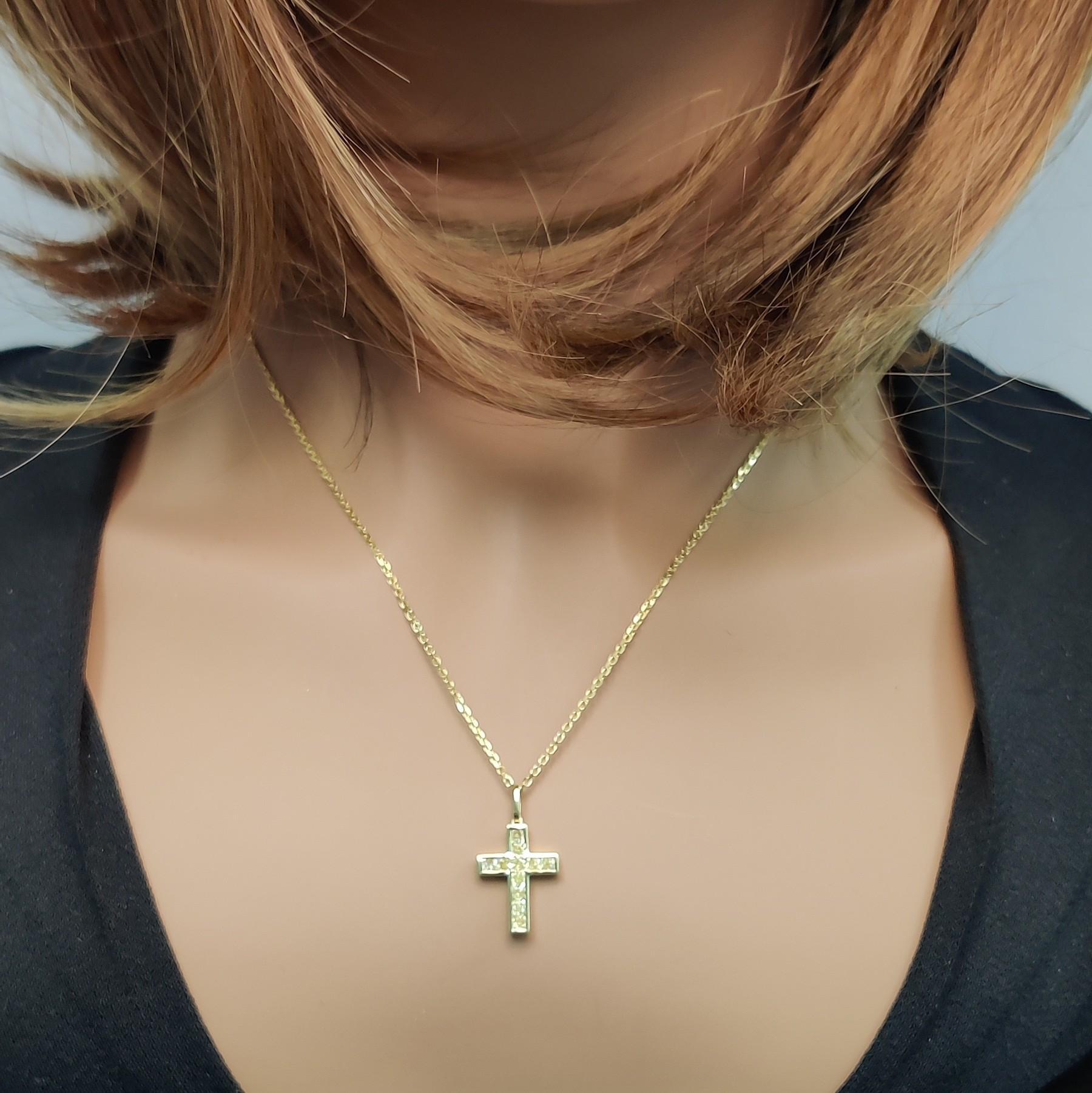 Pendentif croix en or jaune avec diamant jaune radiant naturel de 0.72 carat poids total Neuf - En vente à New York, NY
