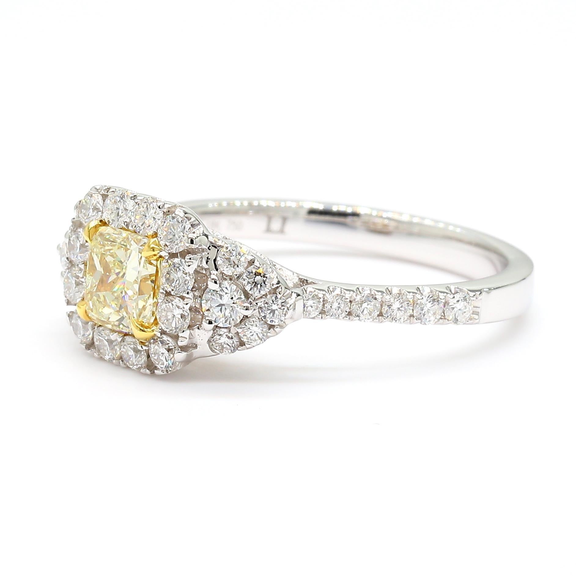 La magnifique bague en diamant de Raregemworld. Monté dans une belle monture en or jaune et blanc 18 carats avec un diamant jaune naturel de taille radieuse. Le diamant jaune est entouré d'une mêlée de diamants blancs ronds naturels. Cette bague est