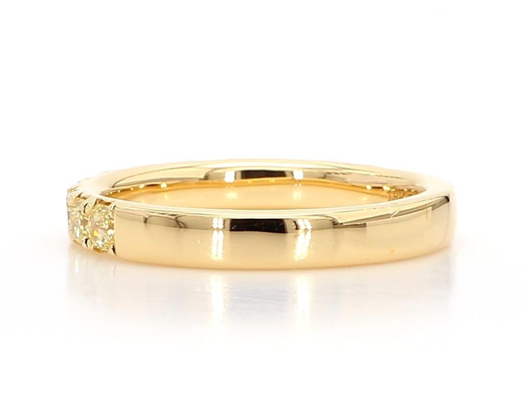 Natural Yellow Radiant Diamond 1.01 Carat TW Yellow Gold Wedding Band In New Condition In New York, NY