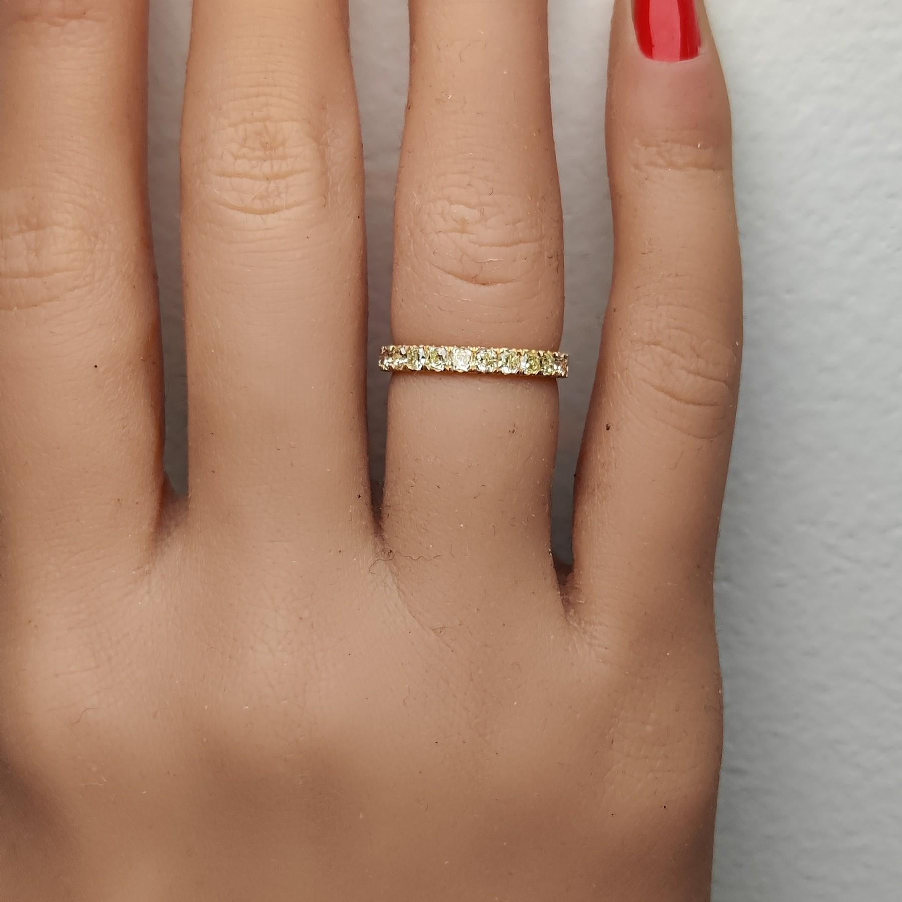 Anneau d'éternité en or jaune avec diamants jaunes radiants naturels de 1.14 carats poids total Neuf - En vente à New York, NY