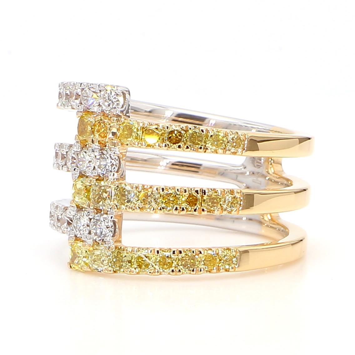 Intrigante anillo de cóctel de diamantes de RareGemWorld. Montada en un precioso engaste de oro amarillo y blanco de 18 quilates con diamantes amarillos naturales de talla radiante complementados con diamantes blancos naturales de talla redonda.