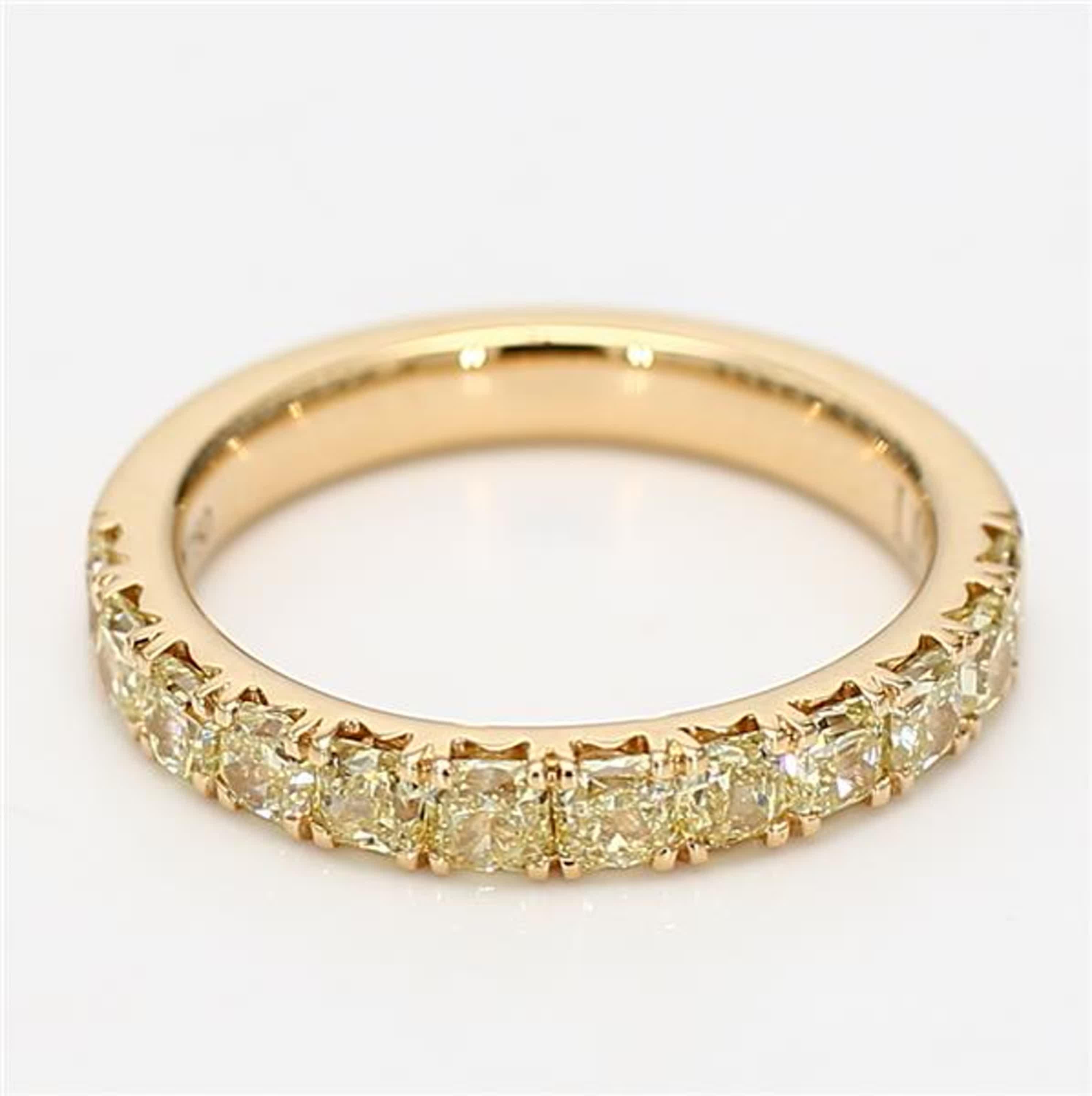 Alliance en or jaune avec diamant jaune radiant naturel de 1,39 carat poids total en vente 1