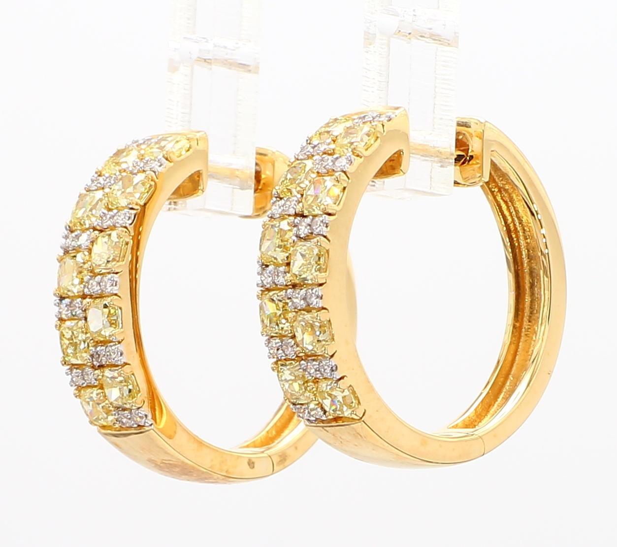RareGemWorld'sbeaucoup de boucles d'oreilles en diamant. Monté dans une belle monture en or jaune et blanc 18 carats avec des diamants jaunes de taille rayonnante naturelle complétés par une mêlée de diamants blancs ronds naturels. Ces boucles