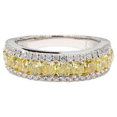 Fede nuziale in oro giallo naturale con diamante radiante da 2.15 carati TW