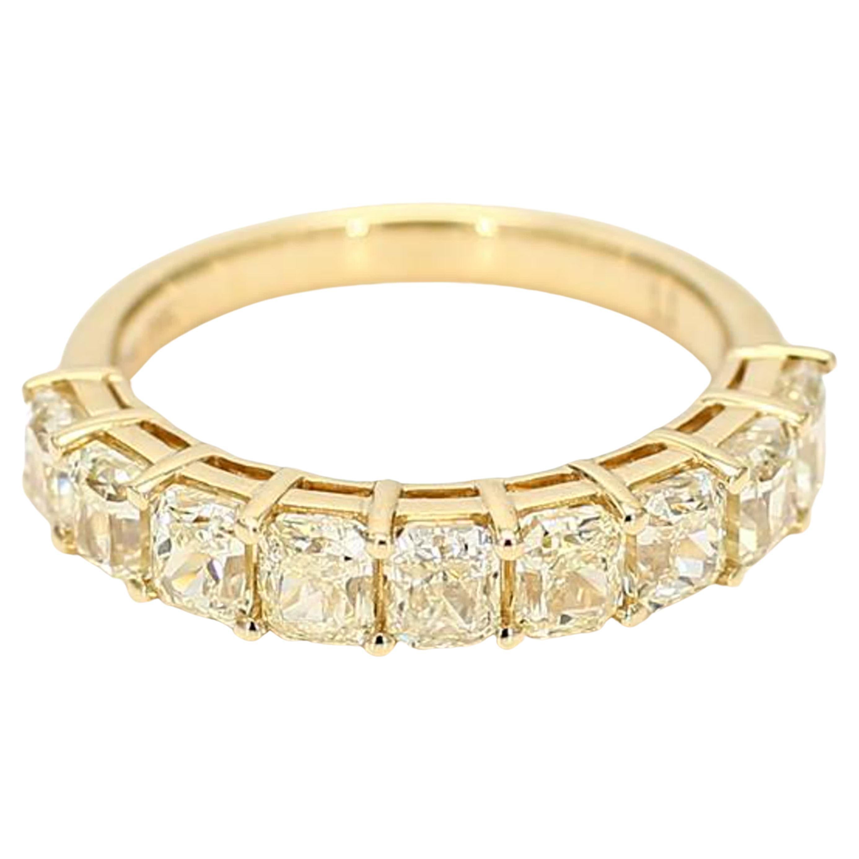 Alliance en or jaune avec diamant jaune radiant naturel de 2.90 carat poids total
