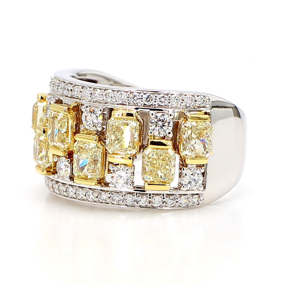 Der schöne Diamant-Cocktailring von RareGemWorld. Eingefasst in eine wunderschöne Fassung aus 18 Karat Gelb- und Weißgold mit gelben Diamanten im natürlichen Strahlenschliff und weißen Diamanten im natürlichen Rundschliff. Dieser Ring wird Sie