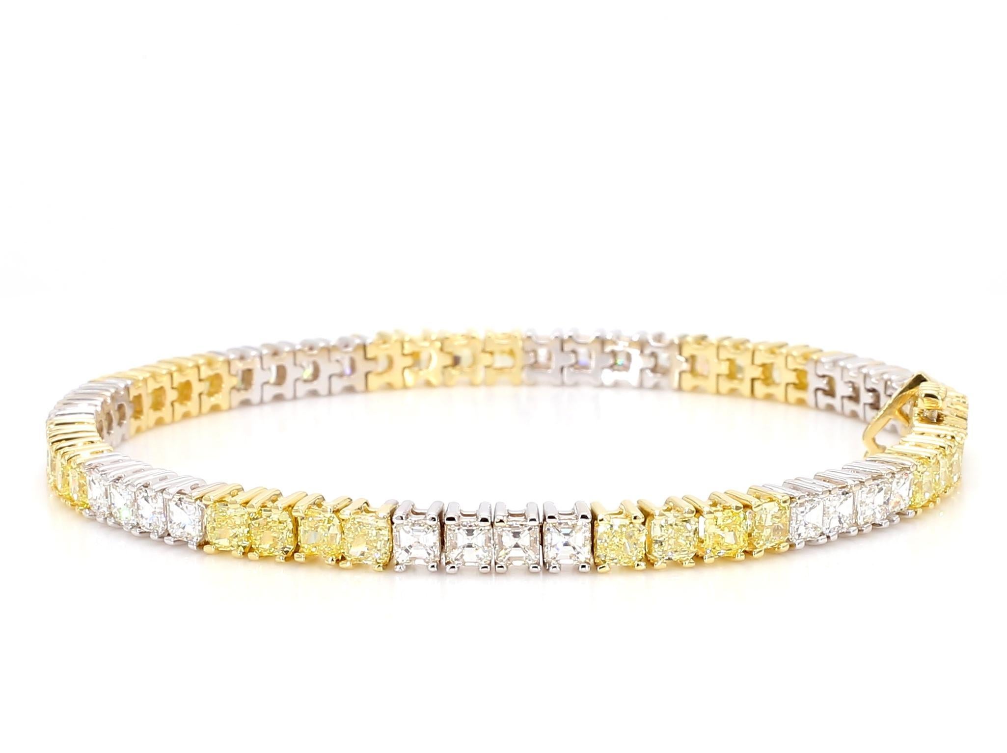 Il bellissimo bracciale di diamanti di RareGemworld. Montato in una splendida montatura in oro giallo e bianco 18 carati con diamanti gialli naturali a taglio radiante. I diamanti gialli sono completati da diamanti bianchi taglio asscher naturali.
