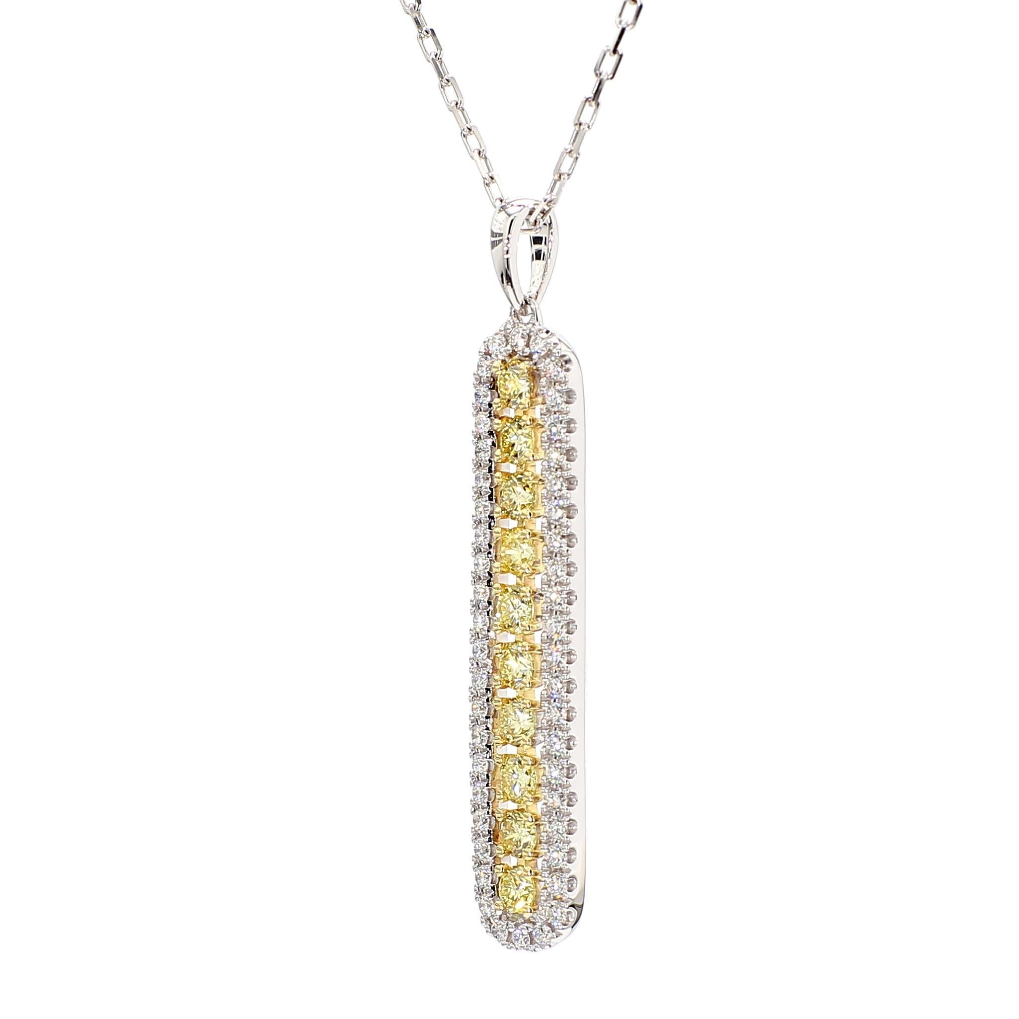 Le magnifique pendentif en diamant de Raregemworld. Montée dans une belle monture en or jaune et blanc 18 carats avec une mêlée de diamants jaunes ronds naturels complétée par une mêlée de diamants blancs ronds naturels. Ce pendentif est garanti